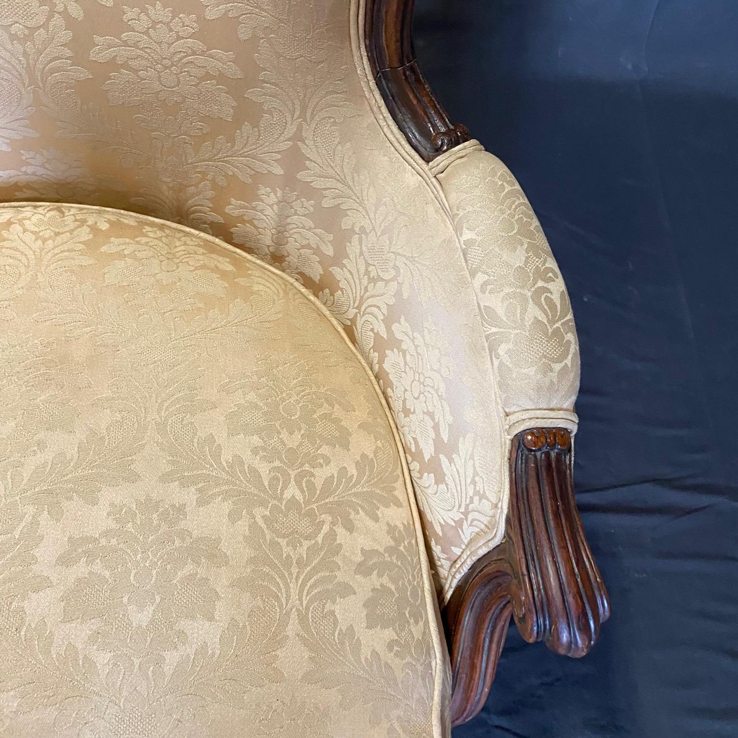 Classic French Louis XV Carved Walnut Bergere Club Chair im Zustand „Gut“ im Angebot in Hopewell, NJ