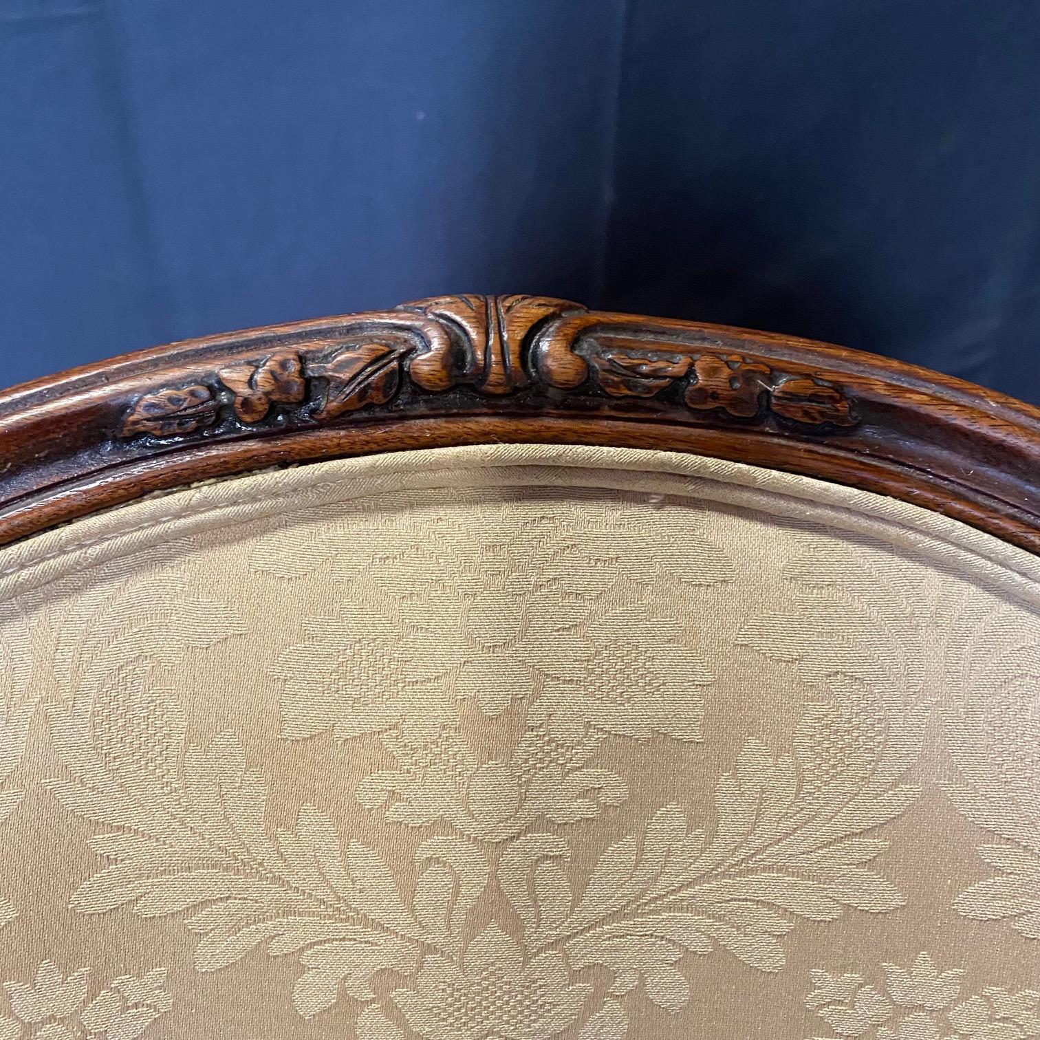 Classic French Louis XV Carved Walnut Bergere Club Chair (20. Jahrhundert) im Angebot