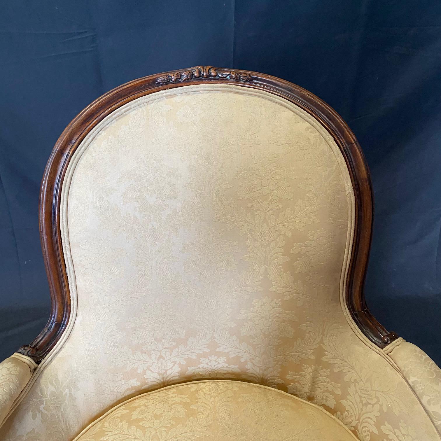 Classic French Louis XV Carved Walnut Bergere Club Chair (Damast) im Angebot