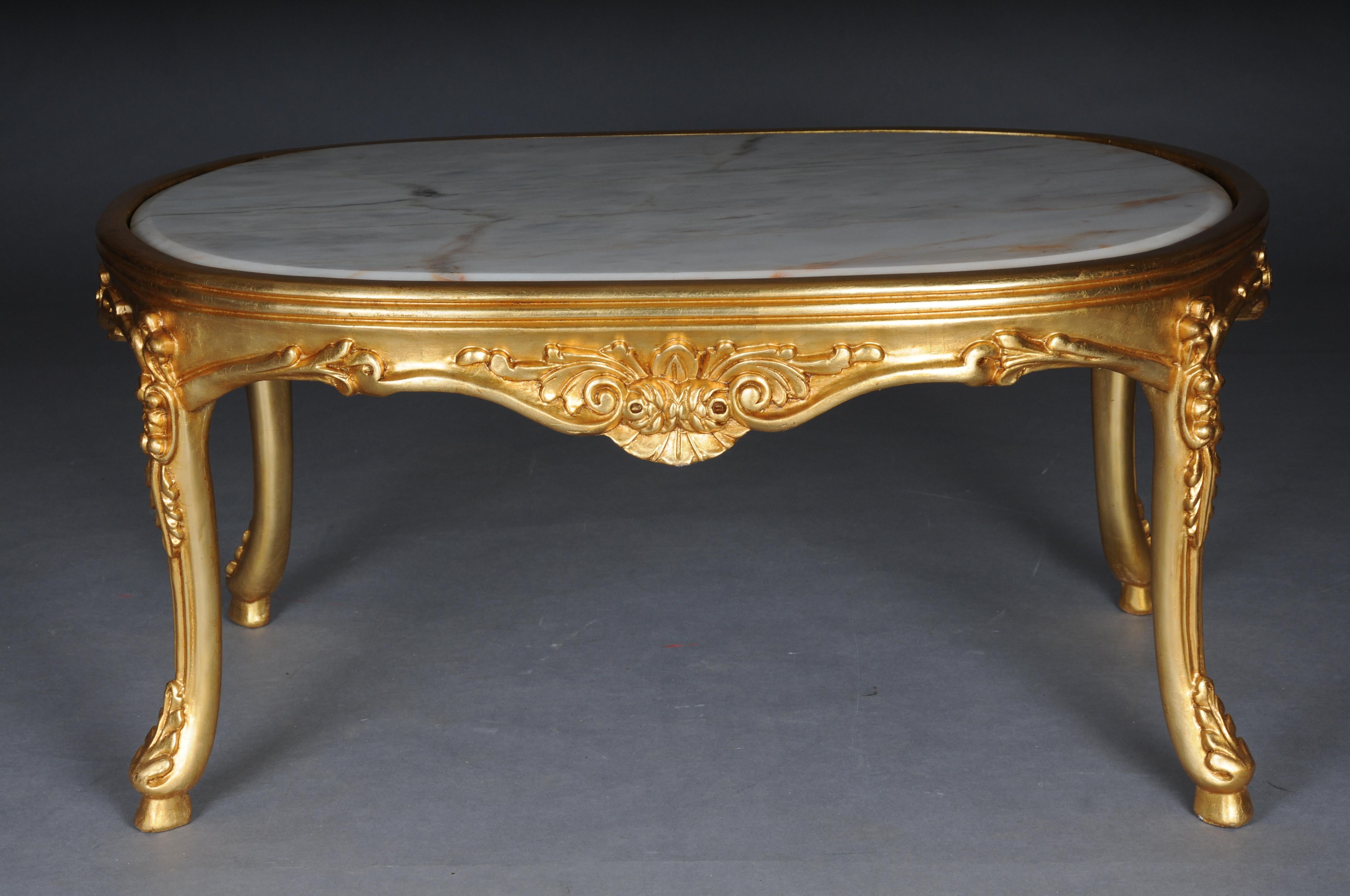 Mesa de centro clásica francesa Luis XV con tapa de mármol blanco/beige/crema

Madera maciza de haya, tallada a mano y dorada. Ricas tallas de rocaille. Mesa de centro ovalada con patas suavemente curvadas. El marco tiene incrustaciones de tallas