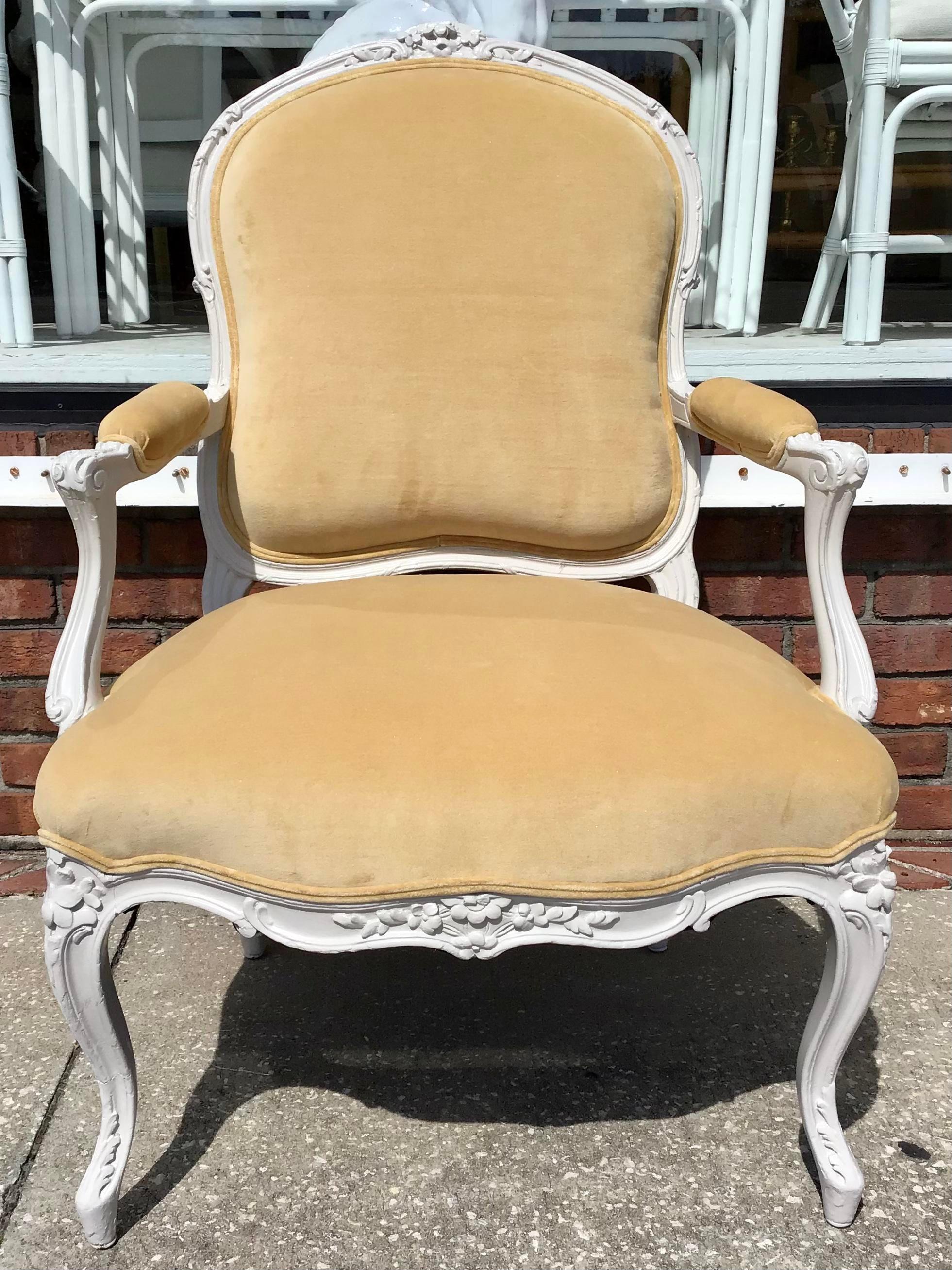 Superbe fauteuil français Louis XV du 19ème siècle. Toute nouvelle finition laquée grise et nouvelle sellerie Todd Hase Gold Velvet. Ajoutez un style classique à votre maison.