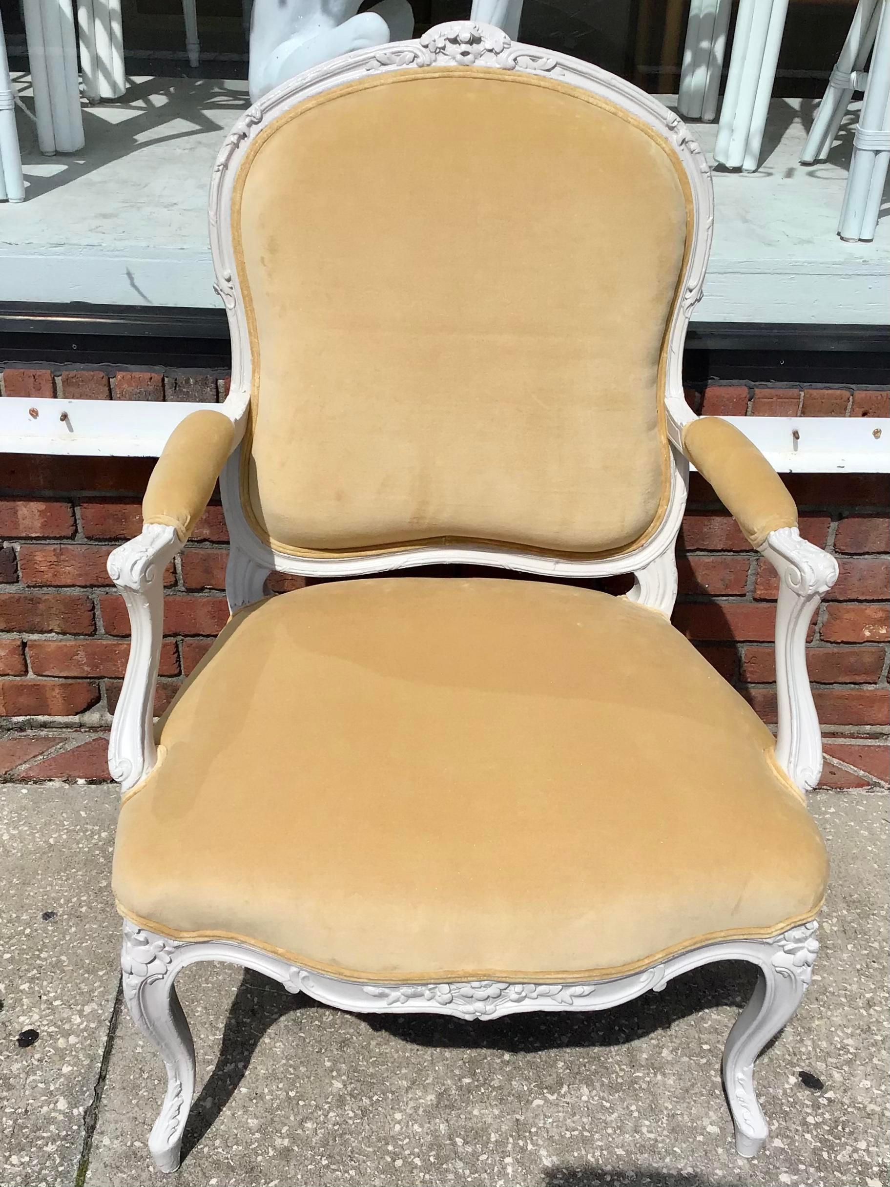Classic French Louis XV Fauteuil Chair in New Gold Velvet Upholstery In Good Condition For Sale In Los Angeles, CA