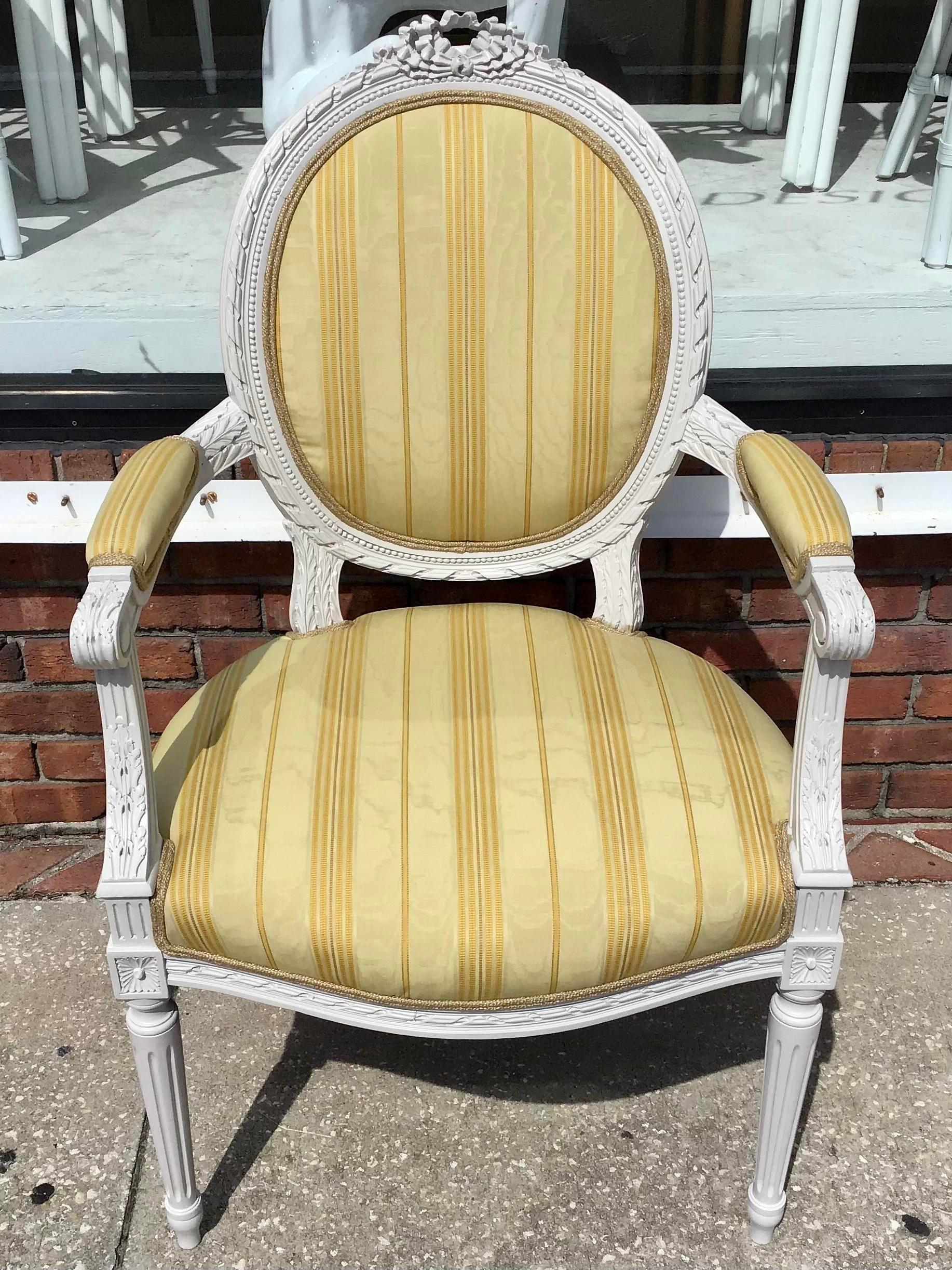 Classic French Louis XVI Fauteuil Arm Chair In Good Condition For Sale In Los Angeles, CA