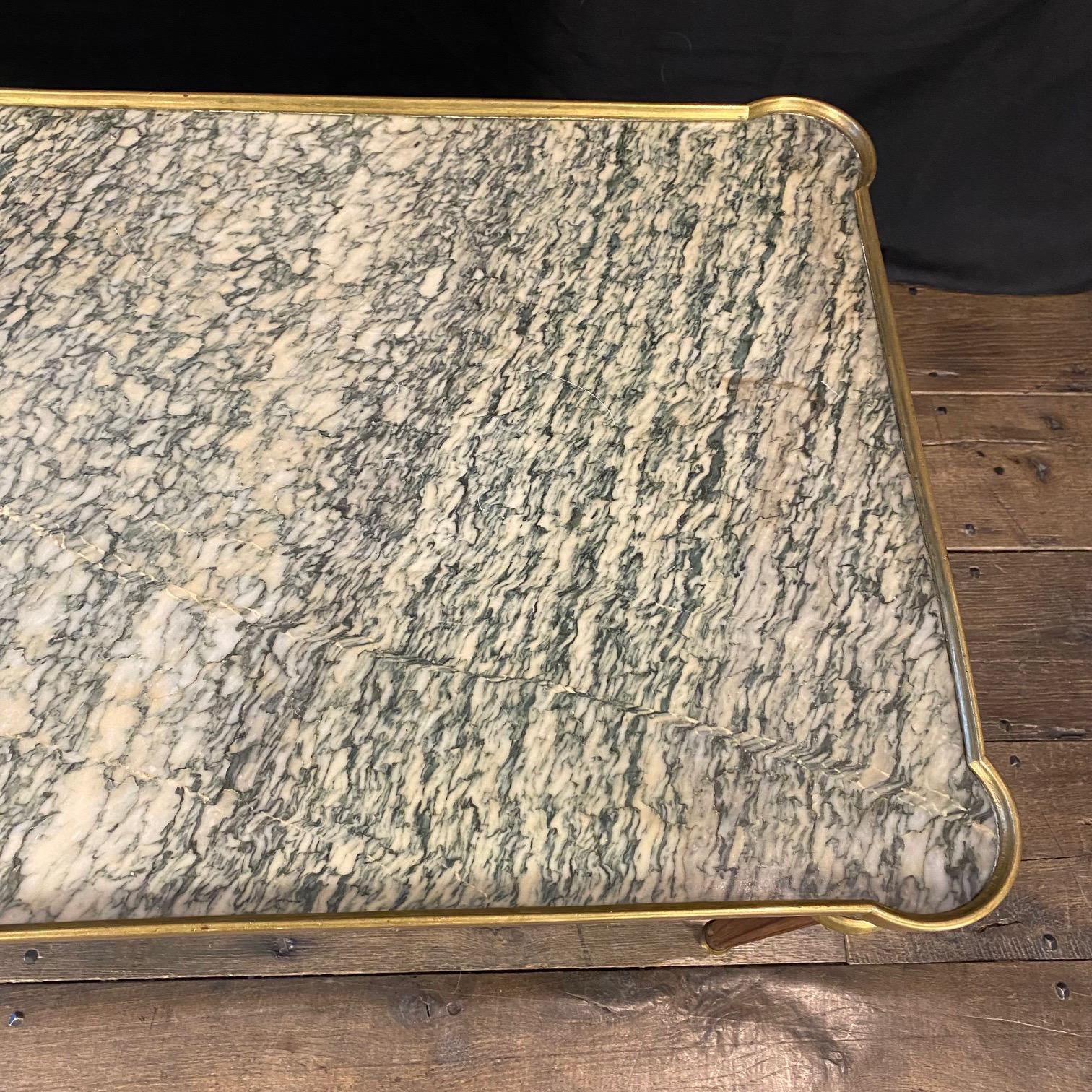 Français Table basse classique française Louis XVI à plateau de marbre et bordure en laiton en vente