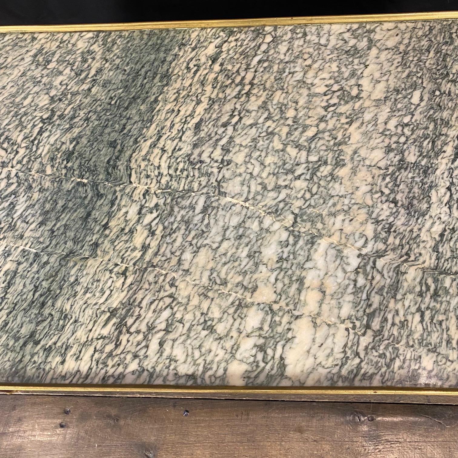 Table basse classique française Louis XVI à plateau de marbre et bordure en laiton Bon état - En vente à Hopewell, NJ