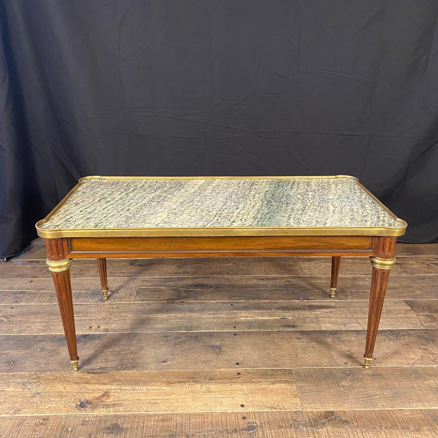 Laiton Table basse classique française Louis XVI à plateau de marbre et bordure en laiton en vente