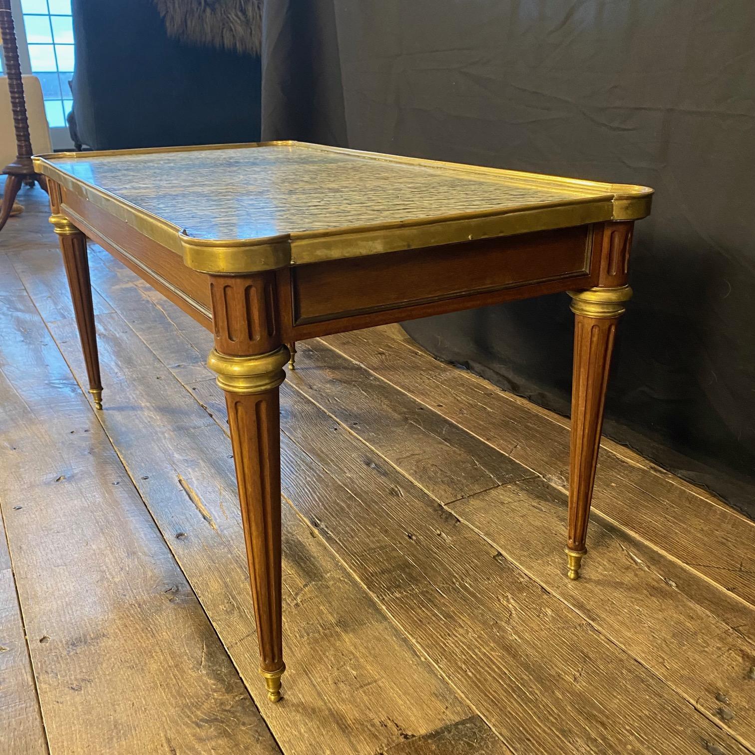 Table basse classique française Louis XVI à plateau de marbre et bordure en laiton en vente 1