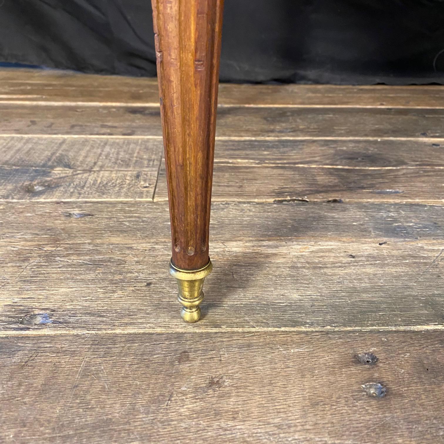 Table basse classique française Louis XVI à plateau de marbre et bordure en laiton en vente 3
