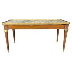 Table basse classique française Louis XVI à plateau de marbre et bordure en laiton