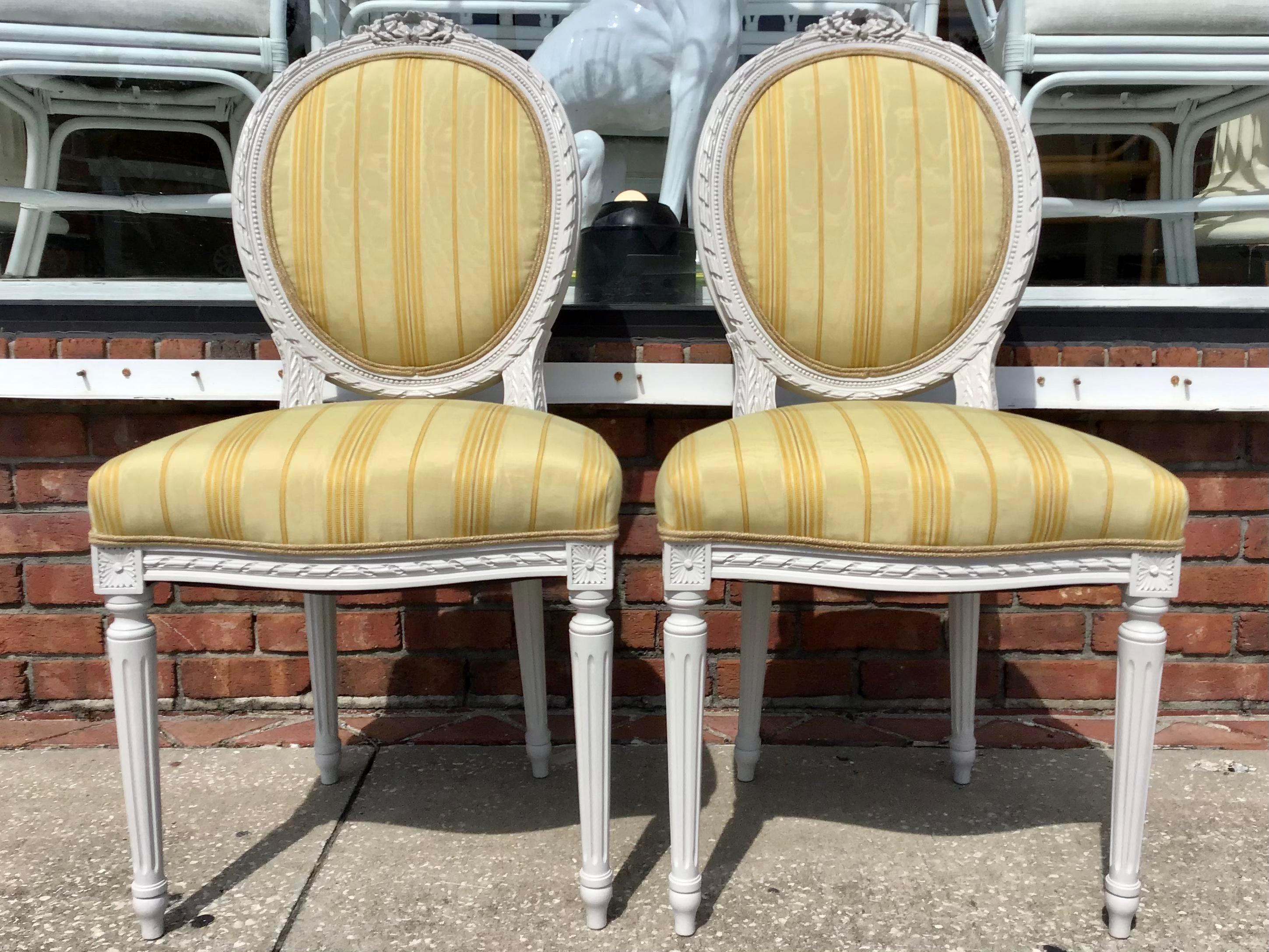 Magnifique paire de chaises d'appoint Louis XVI en laque grise neuve et tapisserie todd hase à rayures dorées. Ajoutez un peu de style classique à votre maison.