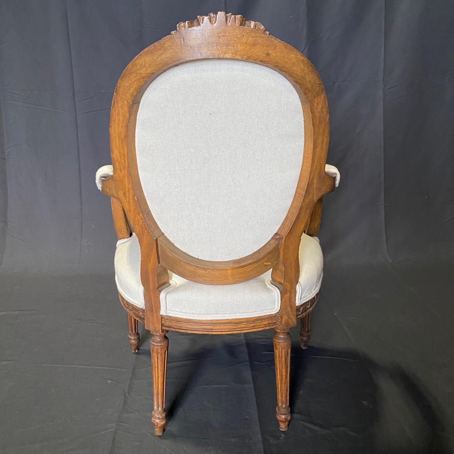 Noyer Classic French Pair of Antique Highly Carved Louis XVI Armchairs or Fauteuils  en vente