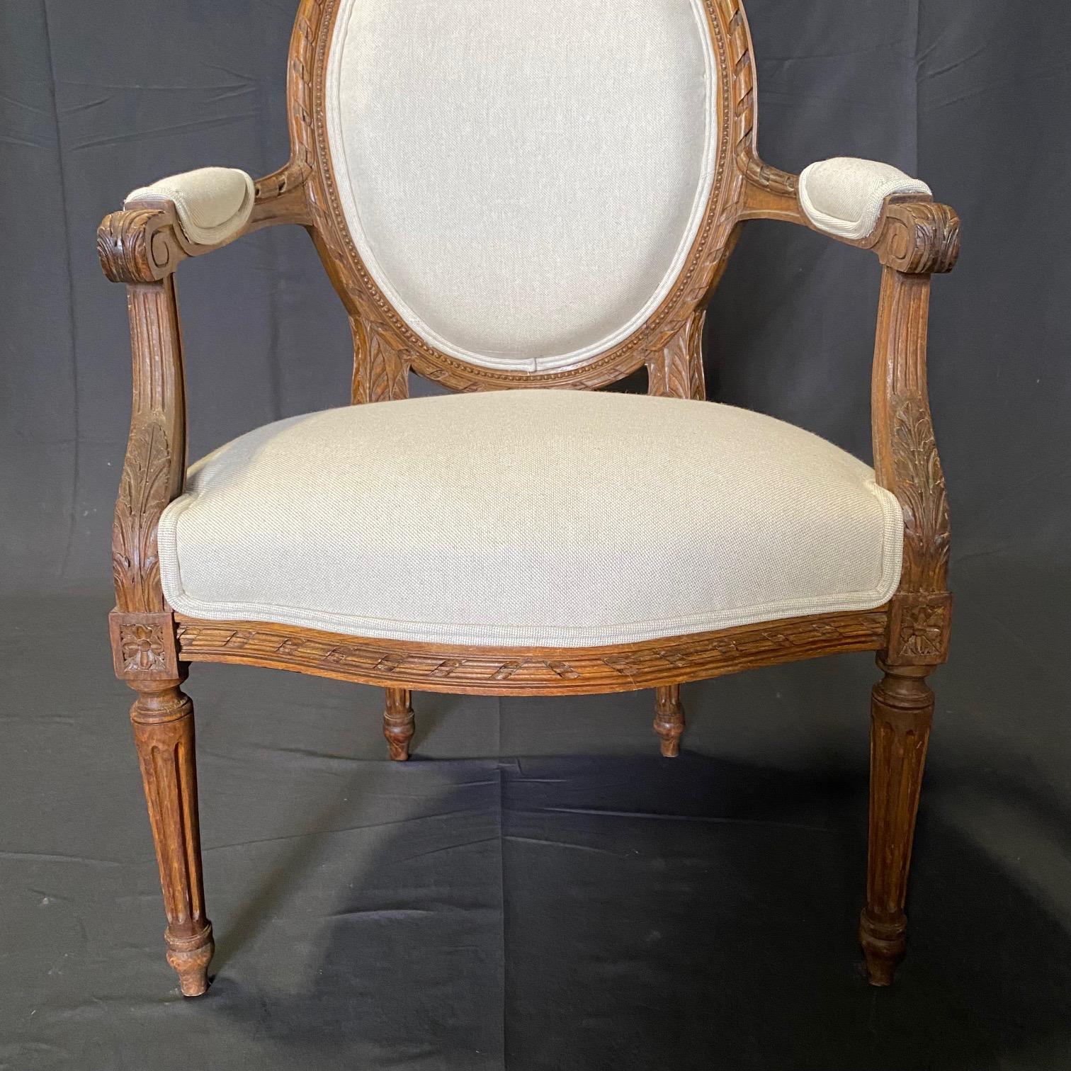 Classic French Pair of Antique Highly Carved Louis XVI Armchairs or Fauteuils  en vente 1