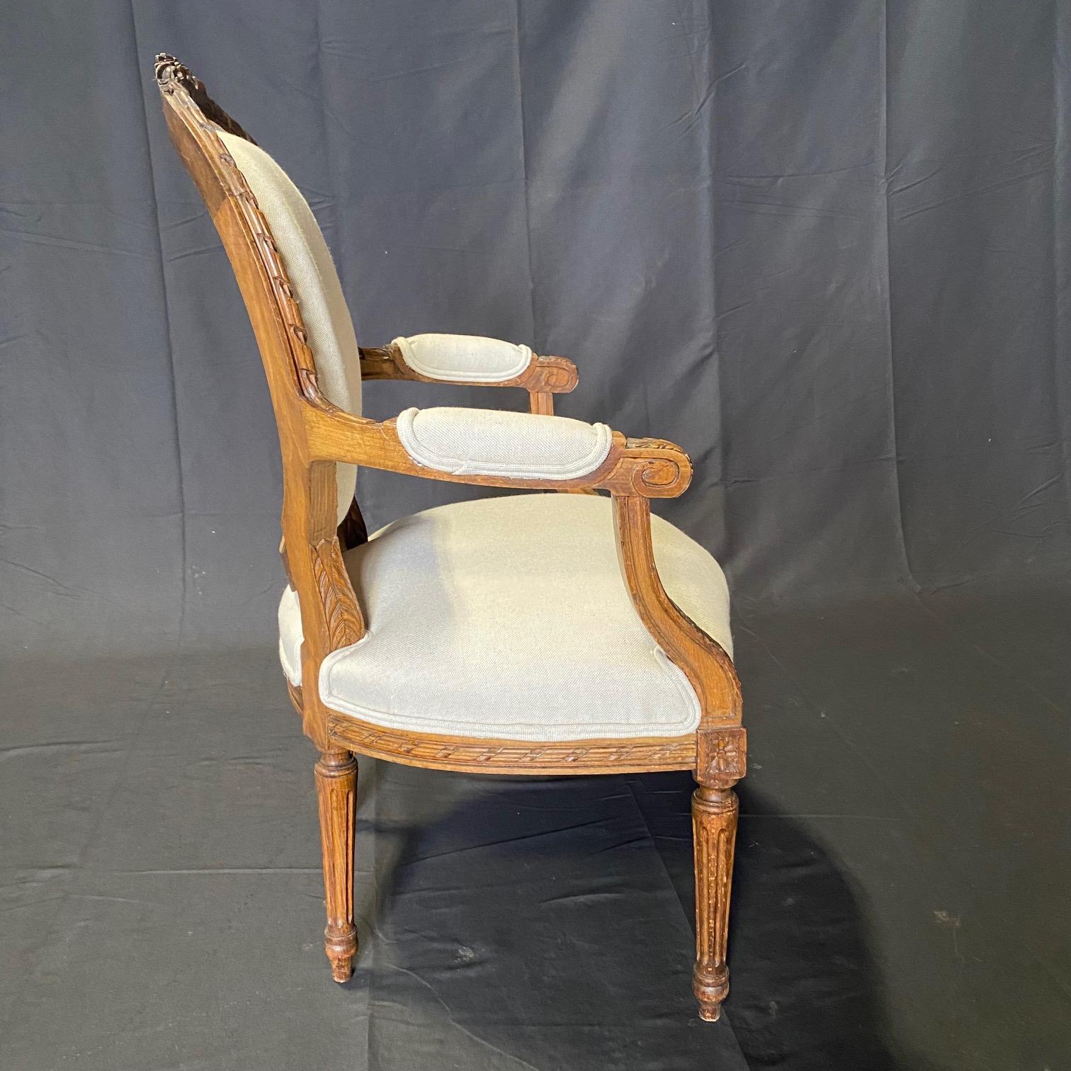 Classic French Pair of Antique Highly Carved Louis XVI Armchairs or Fauteuils  en vente 2
