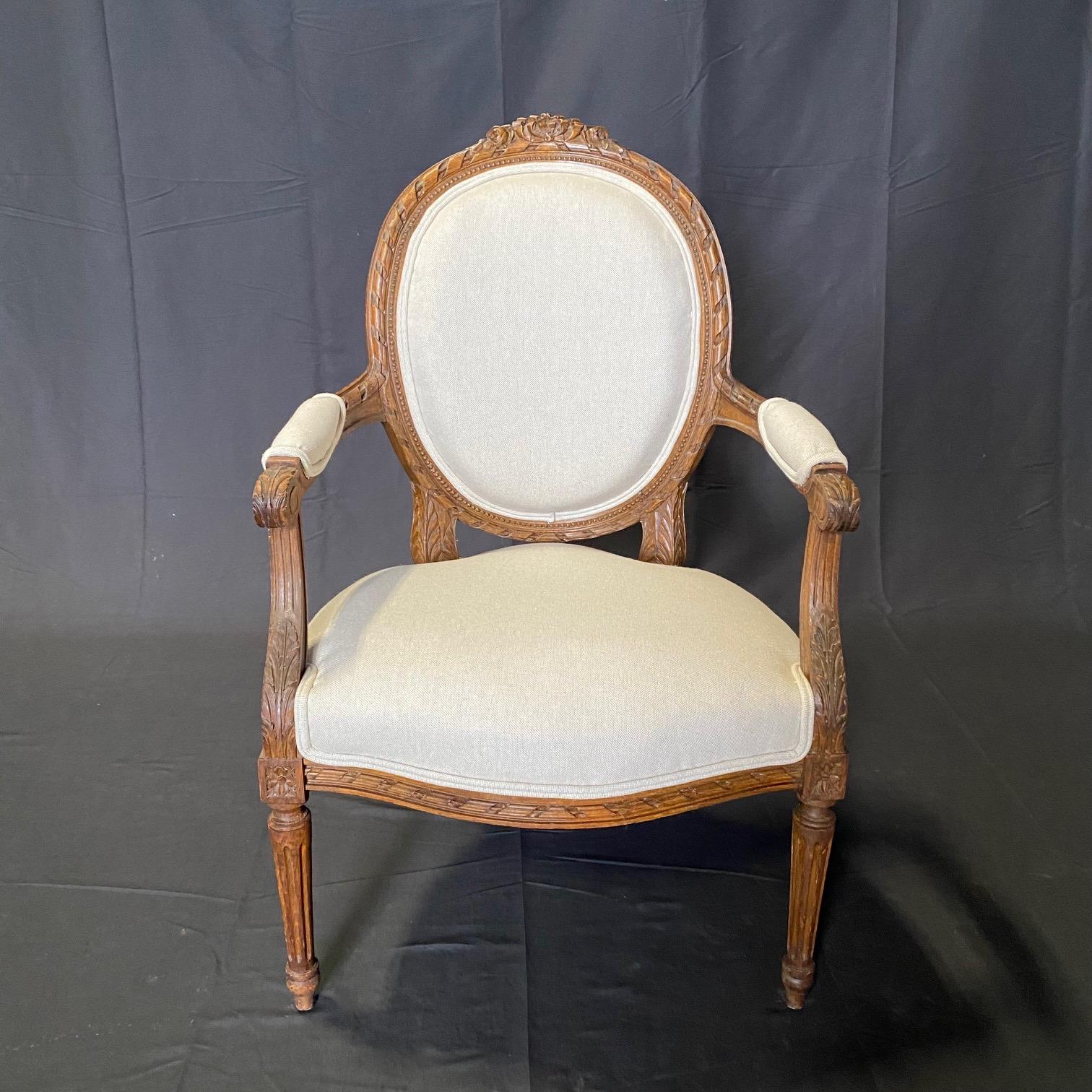 Classic French Pair of Antique Highly Carved Louis XVI Armchairs or Fauteuils  en vente 3