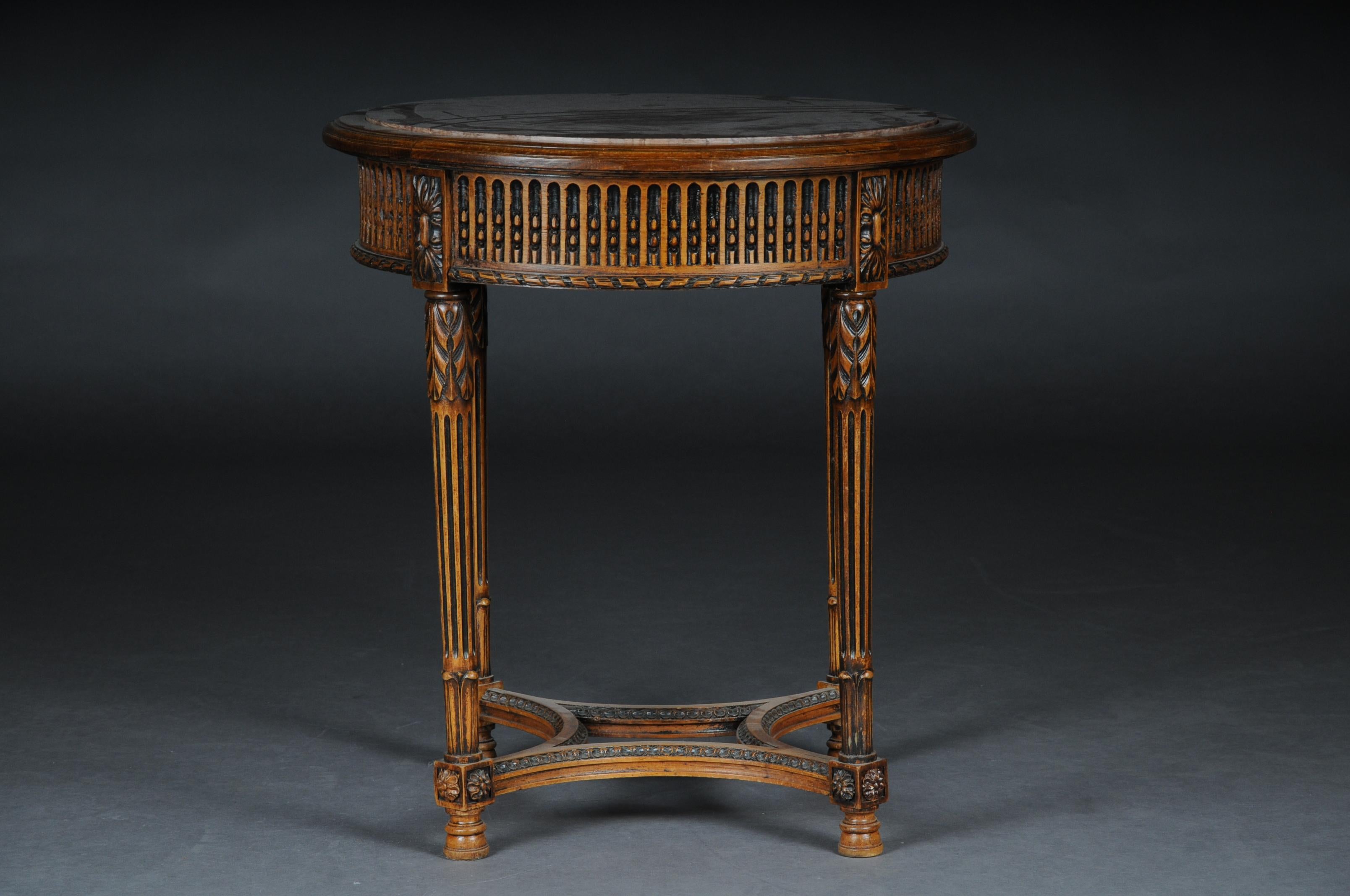 Table d'appoint française classique de style Louis XVI, en bois de hêtre

Bois de hêtre massif sculpté à la main. Base ronde en forme de cadre soulagé sur des pieds cannelés. Sous la barre centrale connectée. Plateau de table rond, à profil bas,