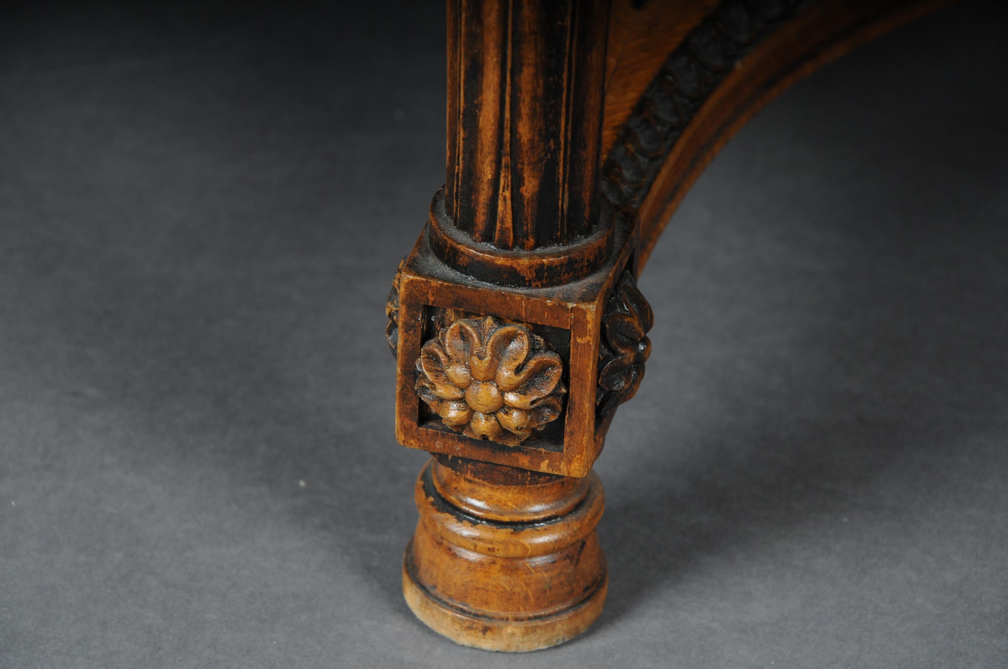 Table d'appoint française classique de style Louis XVI en bois de hêtre en vente 1