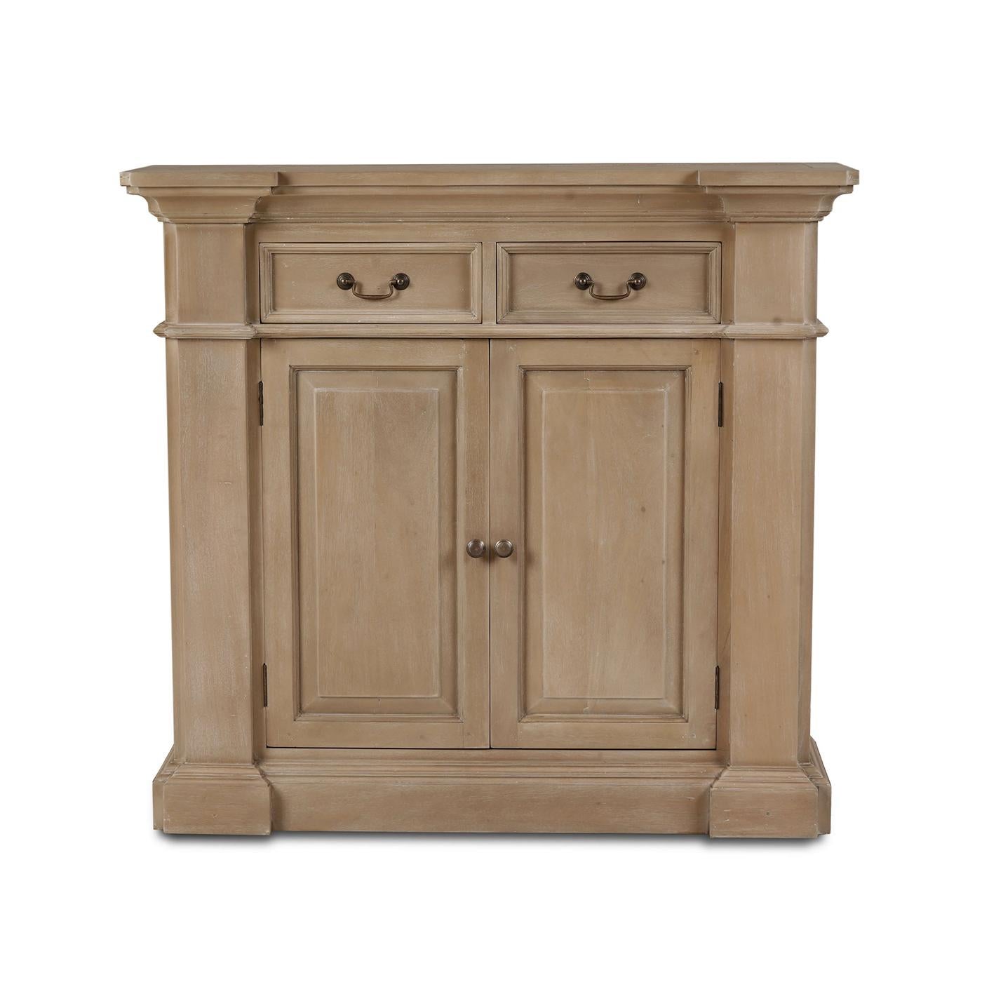 Questo squisito pezzo combina un design classico francese con una pratica funzionalità, rendendolo un'aggiunta perfetta a qualsiasi stanza.

Realizzata con un'attenzione meticolosa ai dettagli, questa credenza in mogano è caratterizzata da