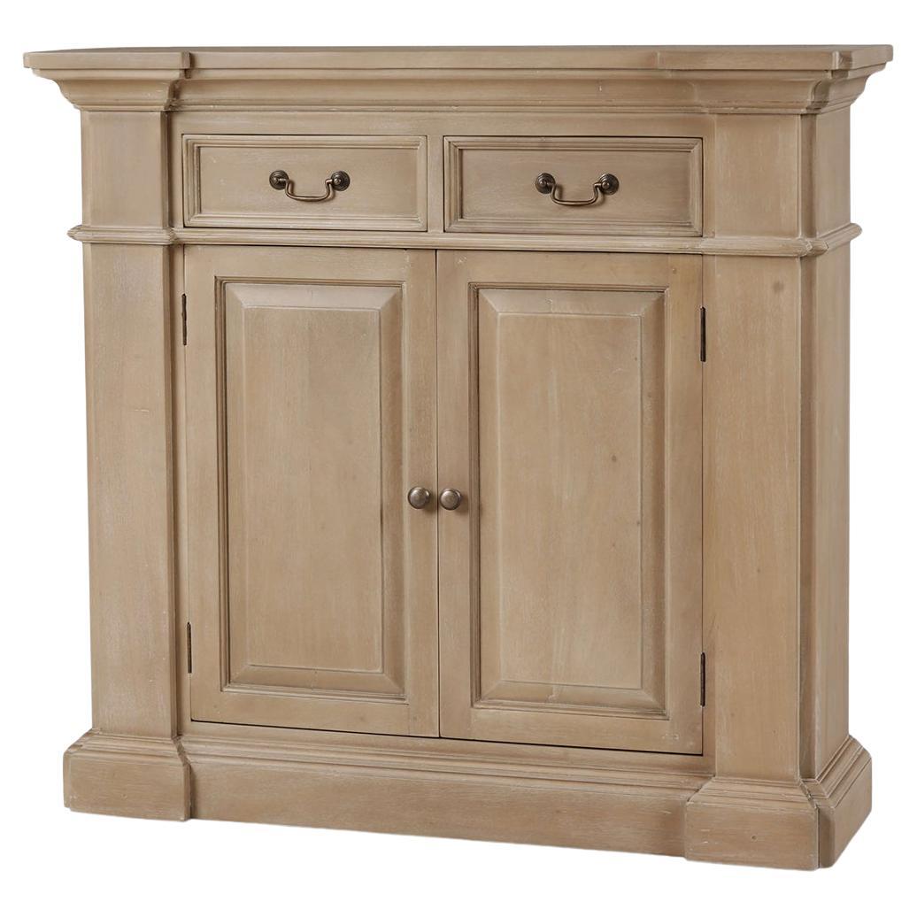 Credenza classica francese di piccole dimensioni