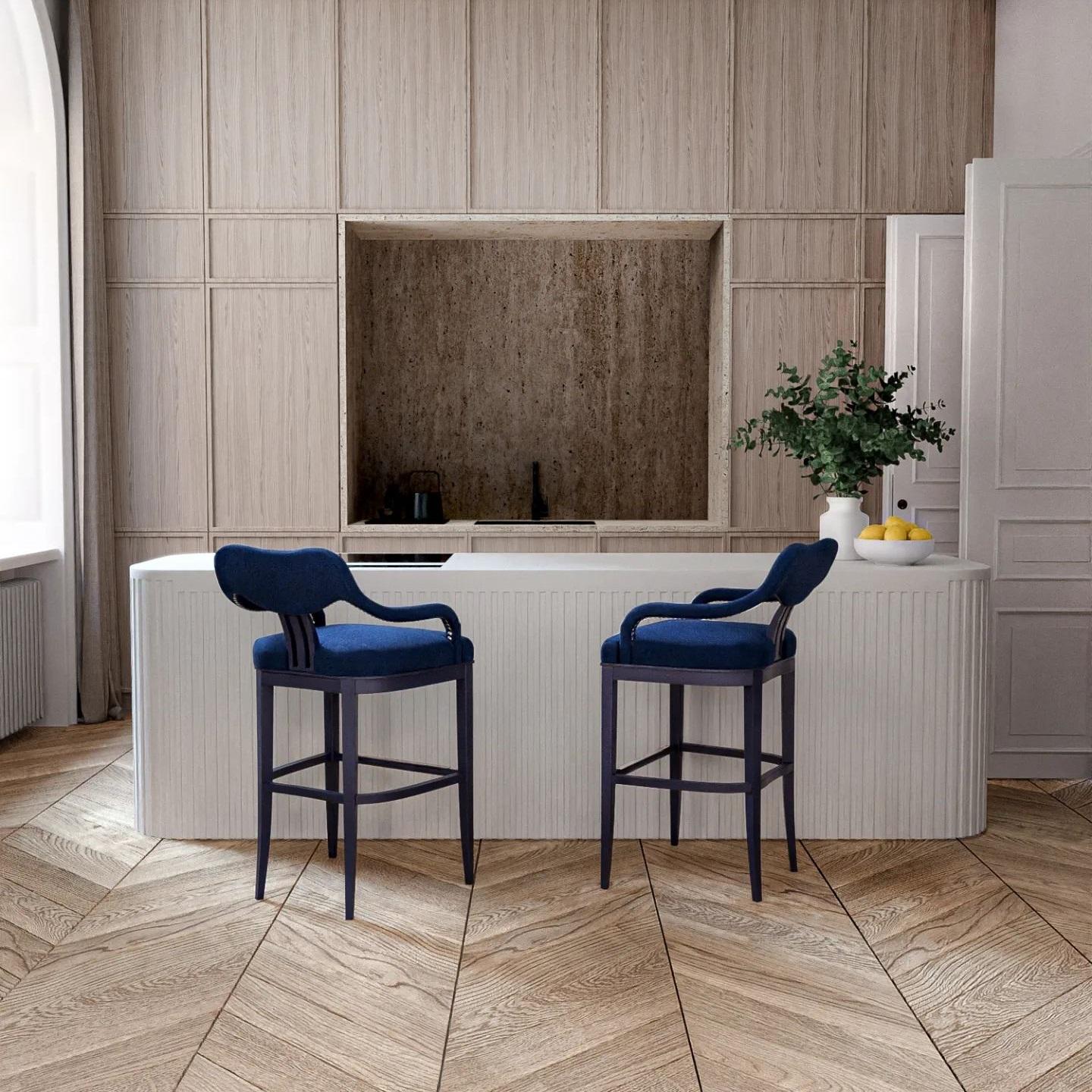 Taburete clásico de estilo francés en terciopelo azul intenso Hecho a mano en venta