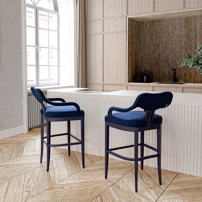 Taburete clásico de estilo francés en terciopelo azul intenso en Nuevo estado para la venta en NEW YORK, NY