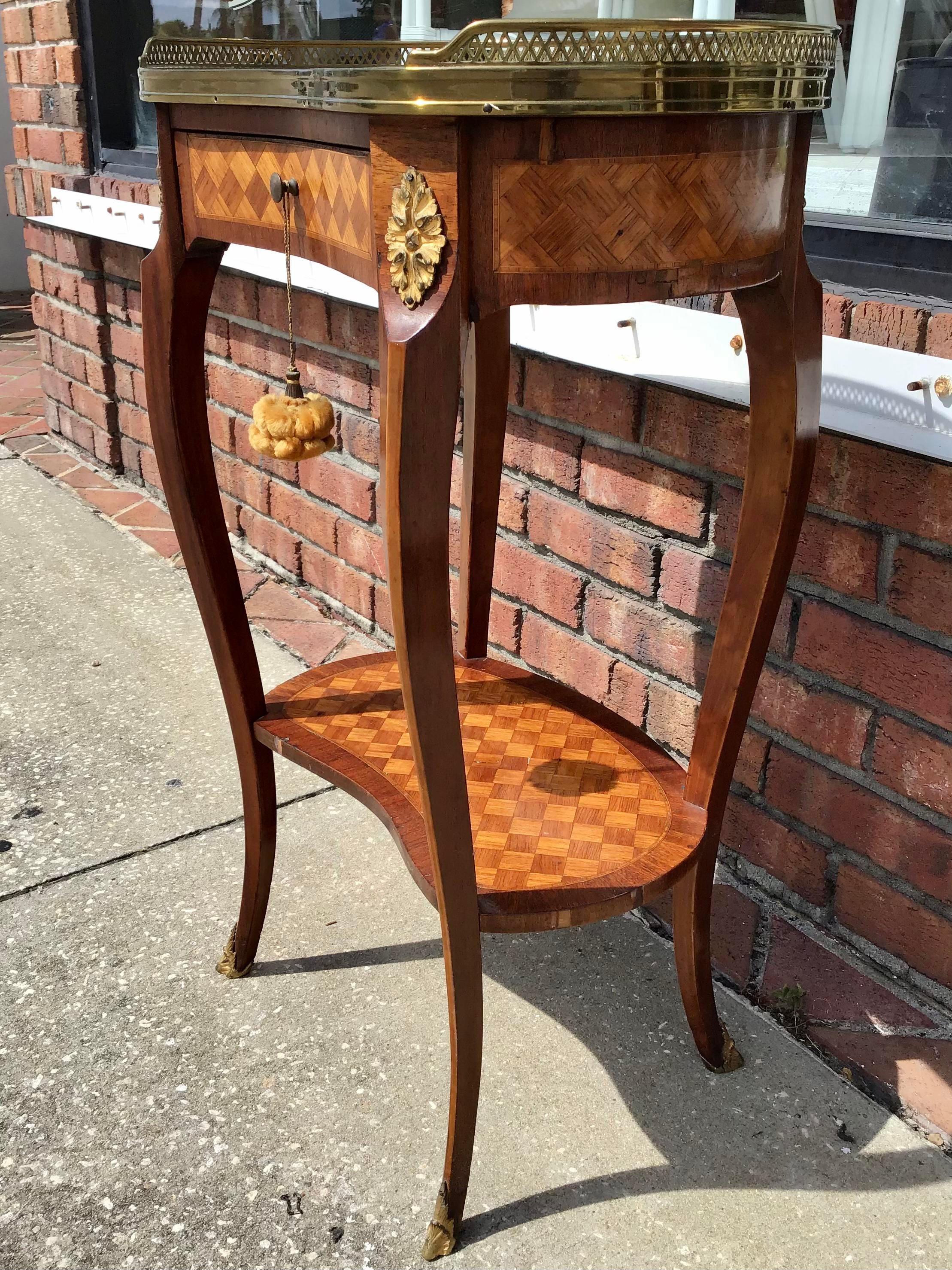 Table d'appoint classique de transition française à plateau en marbre Bon état - En vente à Los Angeles, CA