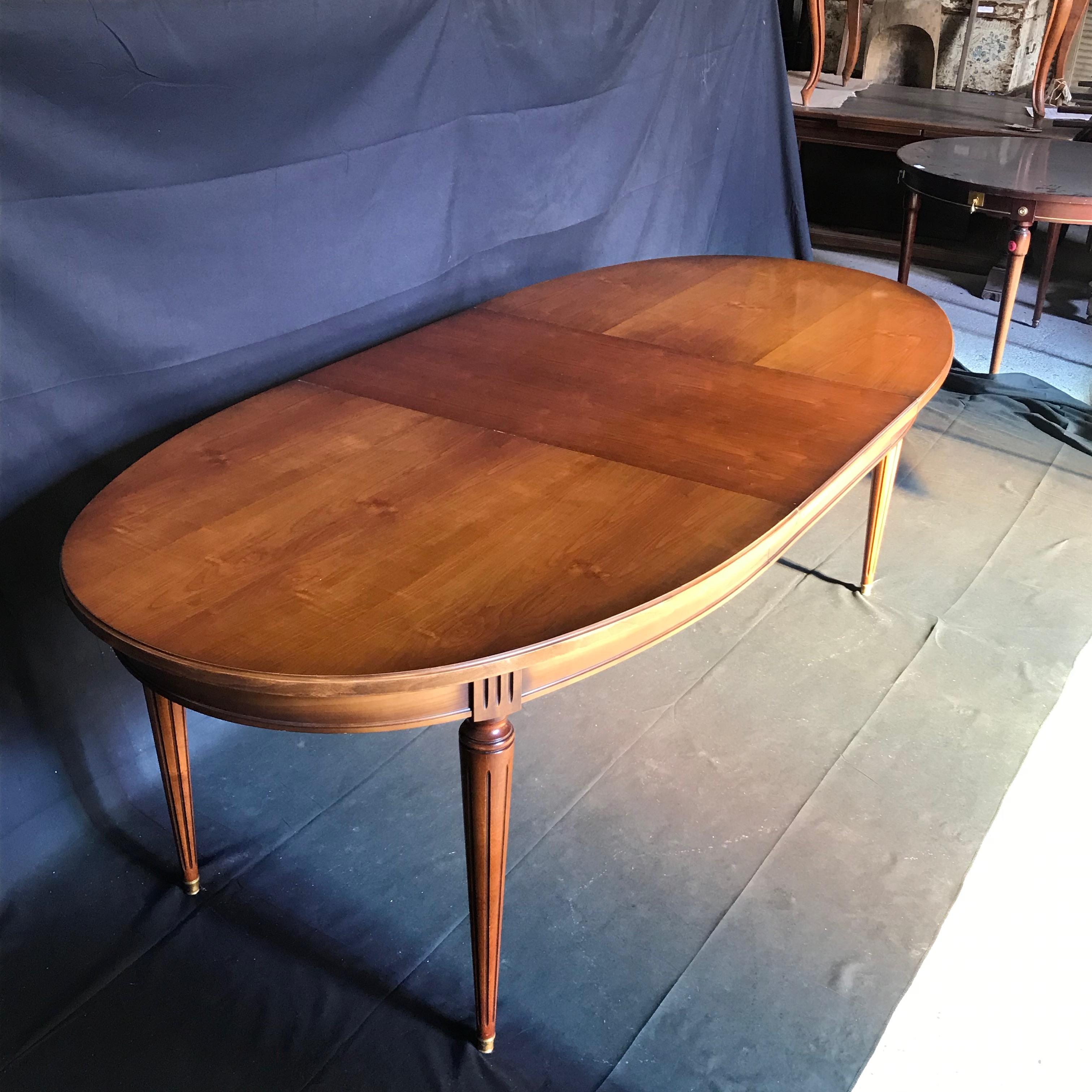Classic French Walnut Louis XVI Style Dining Table In Good Condition In Hopewell, NJ