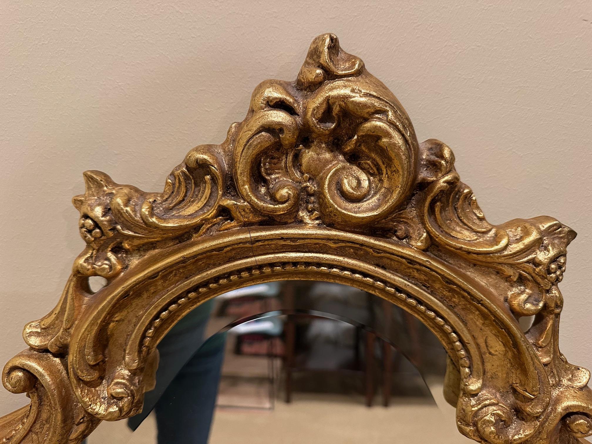 Grand miroir mural biseauté vertical de style français encadré à la feuille d'or par Friedman Brothers. 


Seip
