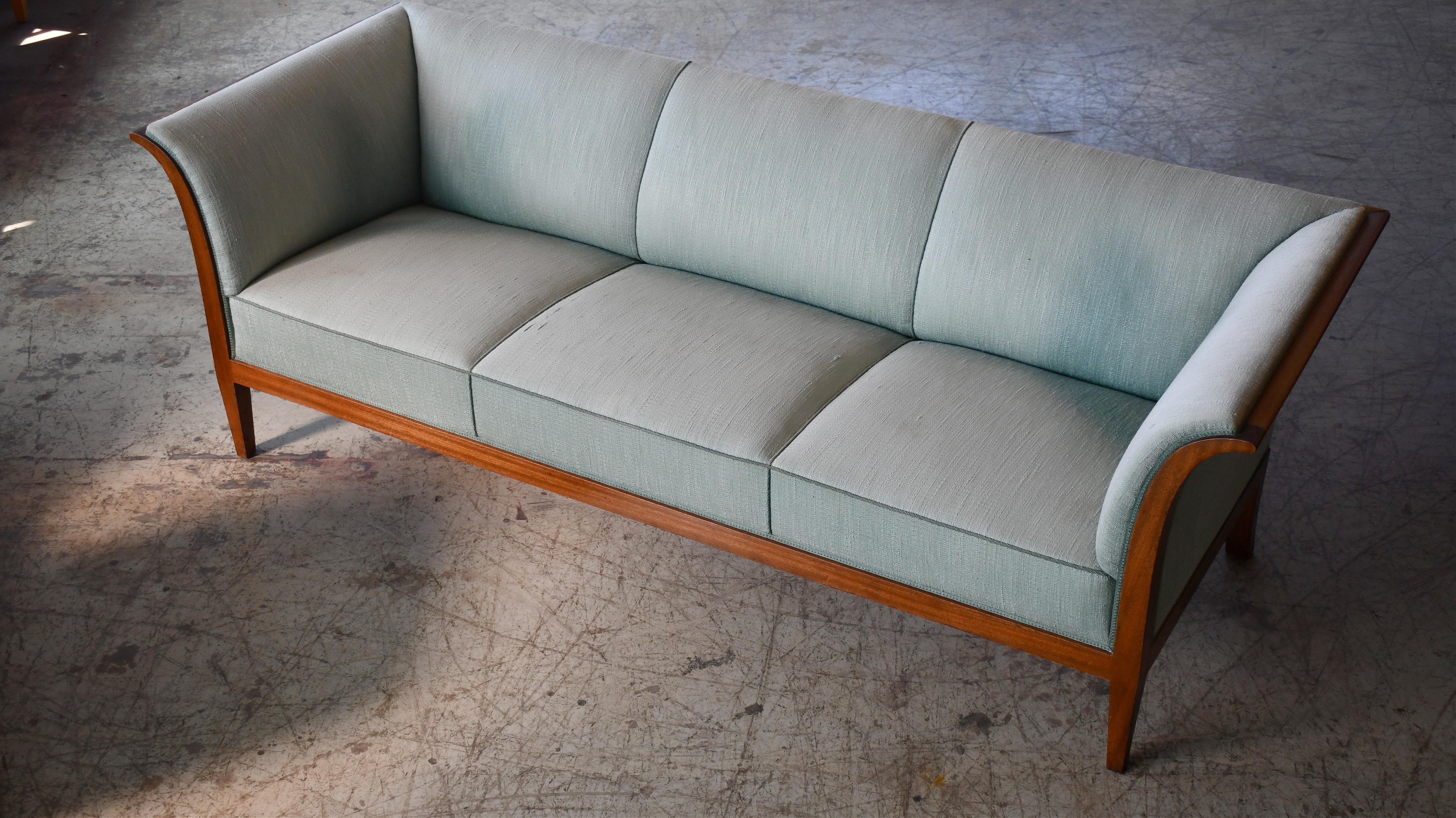 Classic Frits Henningsen Sofa in Cuban Mahogany Danish Midcentury In Good Condition In Bridgeport, CT