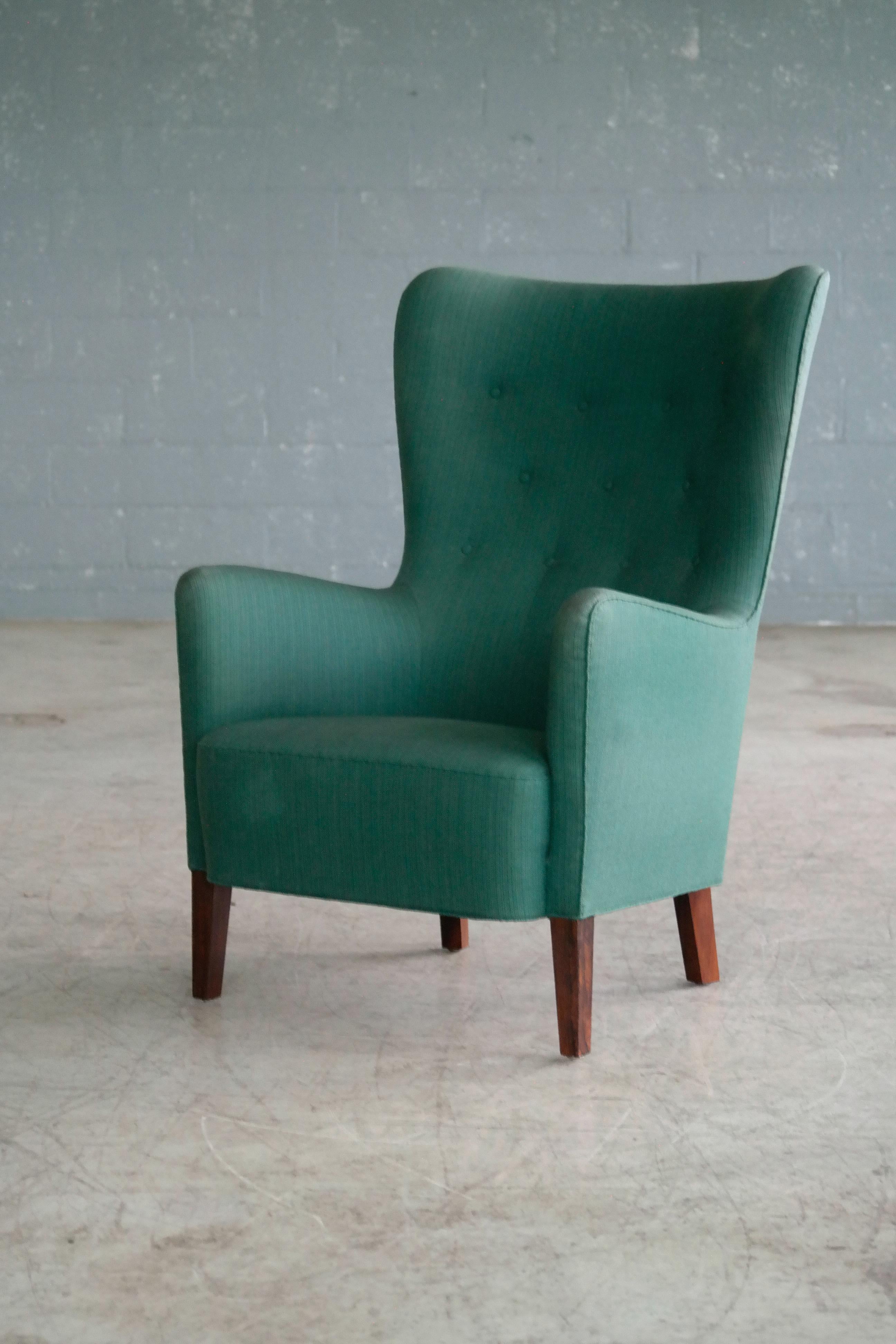 A supremely comfortable and organic easy chair that adds charm to any room. Slim silhouette and elegant lines and proportions reminiscent of Frits Henningsen's classic timeless designs. A chair that is inviting and evokes tranquillity, fulfilling
