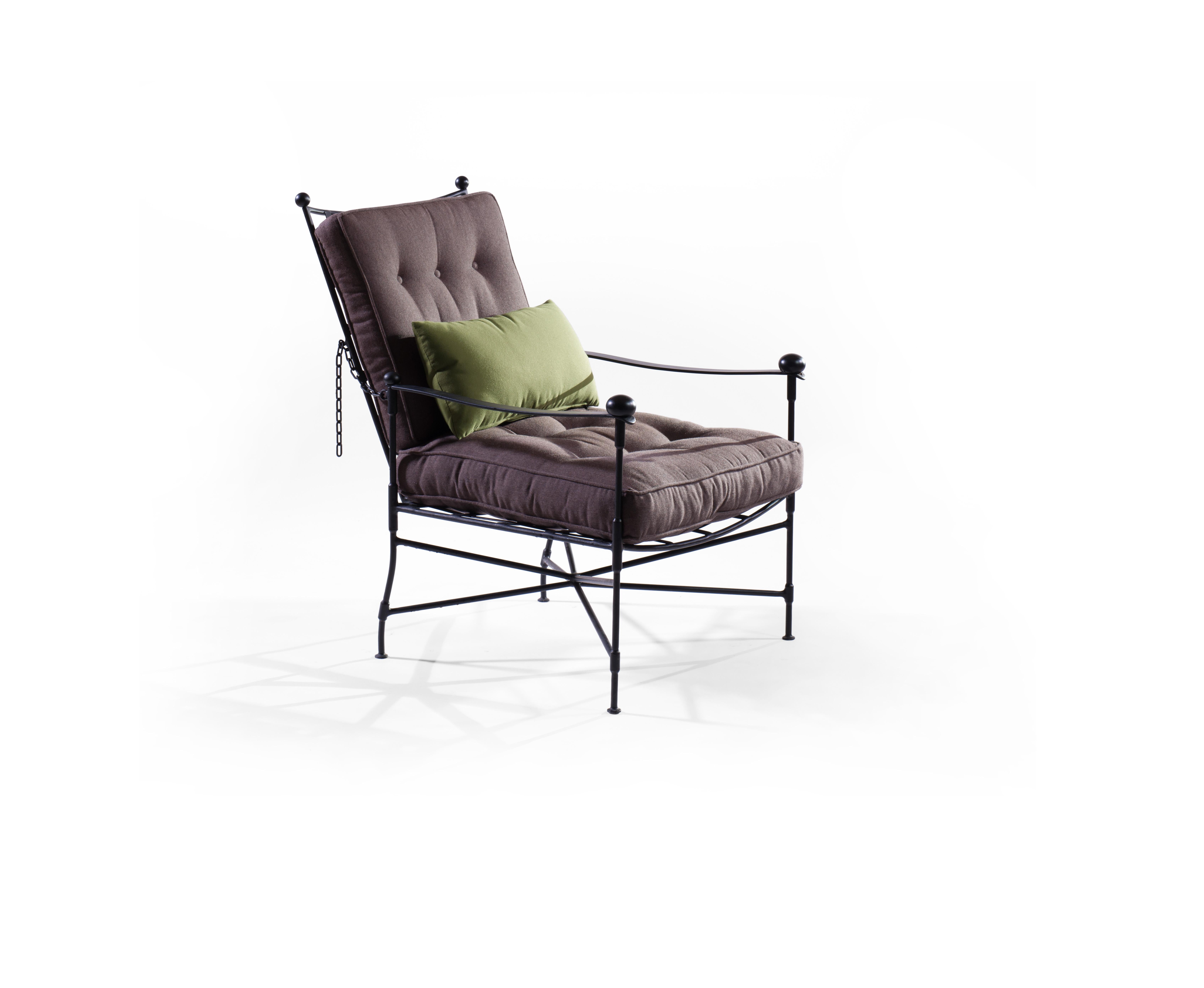 A Classic steel frame chair with generously crafted buttoned cushions for outside use
B.B. - We make this Iconic 18th century design because it simply sits so well in any exterior space or garden room.