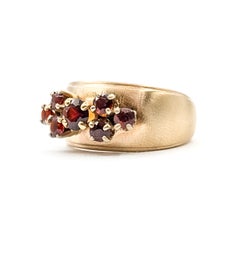 Classic Garnet Ring in 14k Yellow Gold