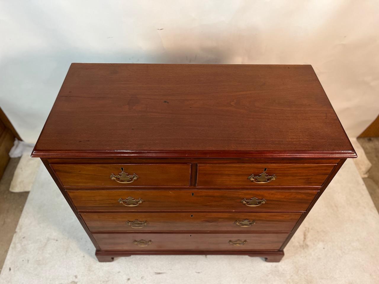 Cassettone classico di Giorgio III con due cassetti su tre. Piedi a staffa e bella patina.  Mogano con legno secondario di pino.  Grande dimensione e look!
