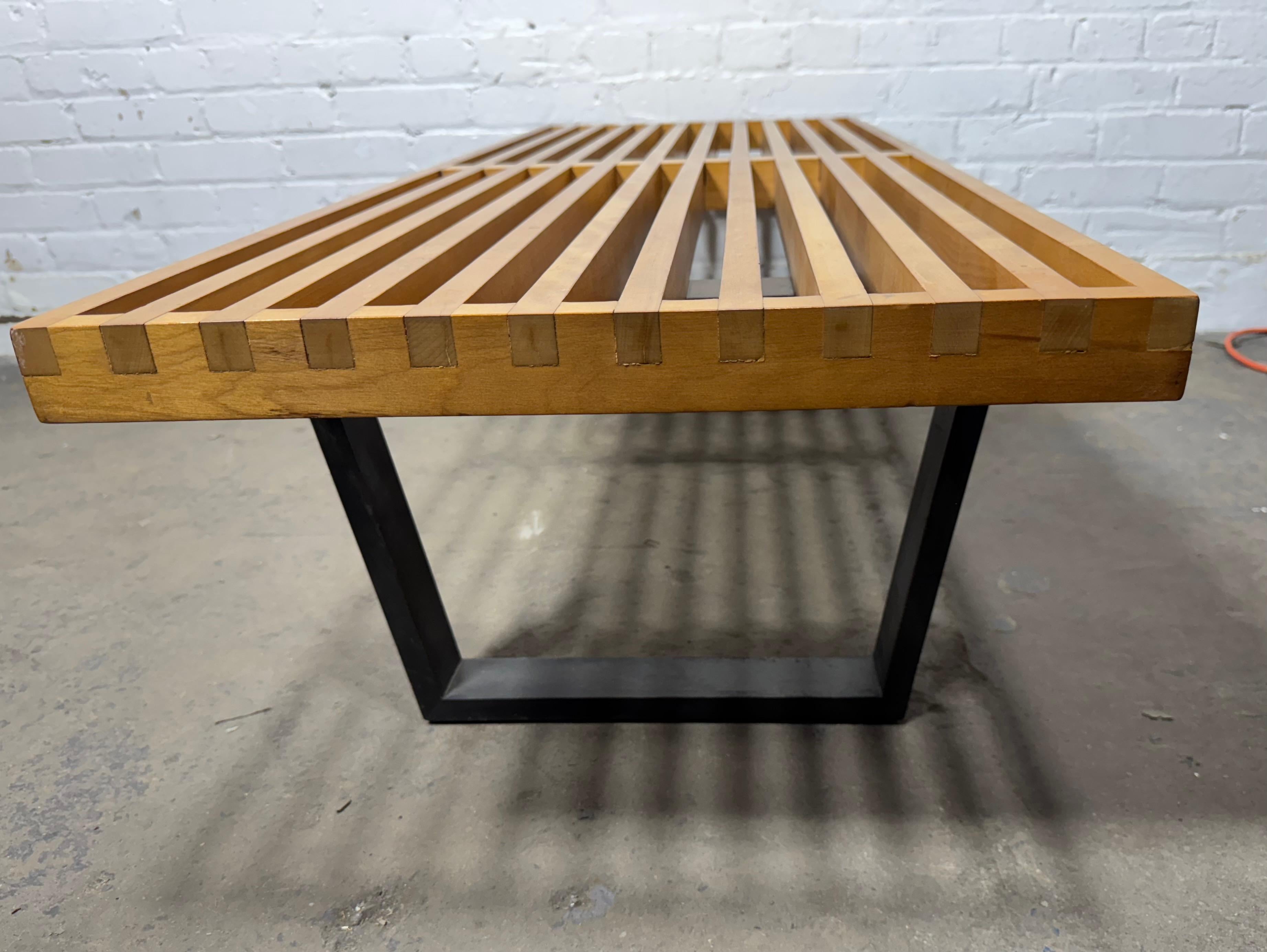 Banco clásico con plataforma de listones George Nelson / Herman Miller Model No. 4690 -.Años 60.. Icono moderno... Conserva el acabado original... hermosa pátina cálida... estado original realmente bonito... 