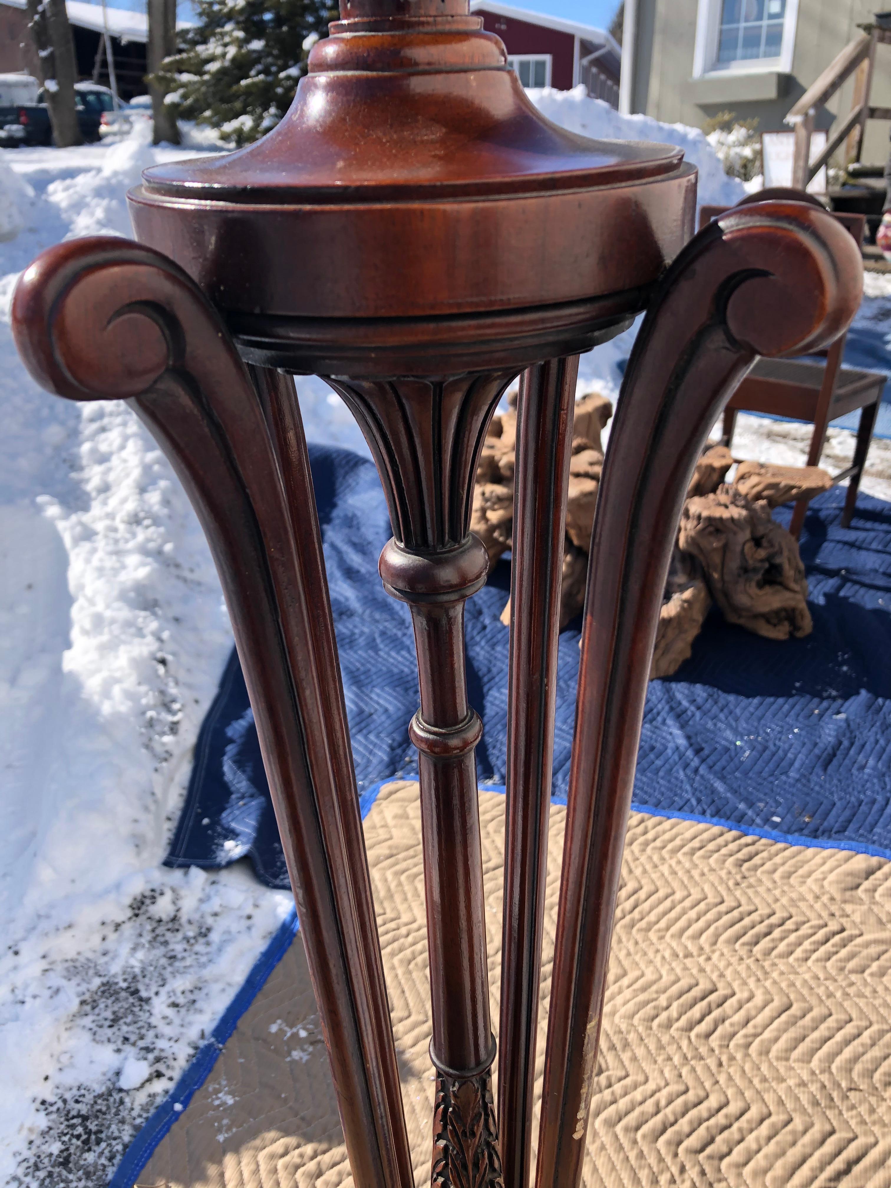 Classic Georgian Style Carved Mahogany Torchiere Plant Stand In Good Condition For Sale In Hopewell, NJ