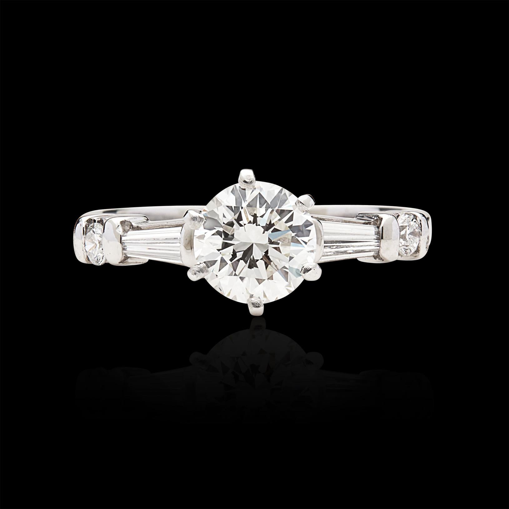 Women's or Men's Classic GIA 1.02 Carat H/VS2 Diamond Engagement Ring For Sale
