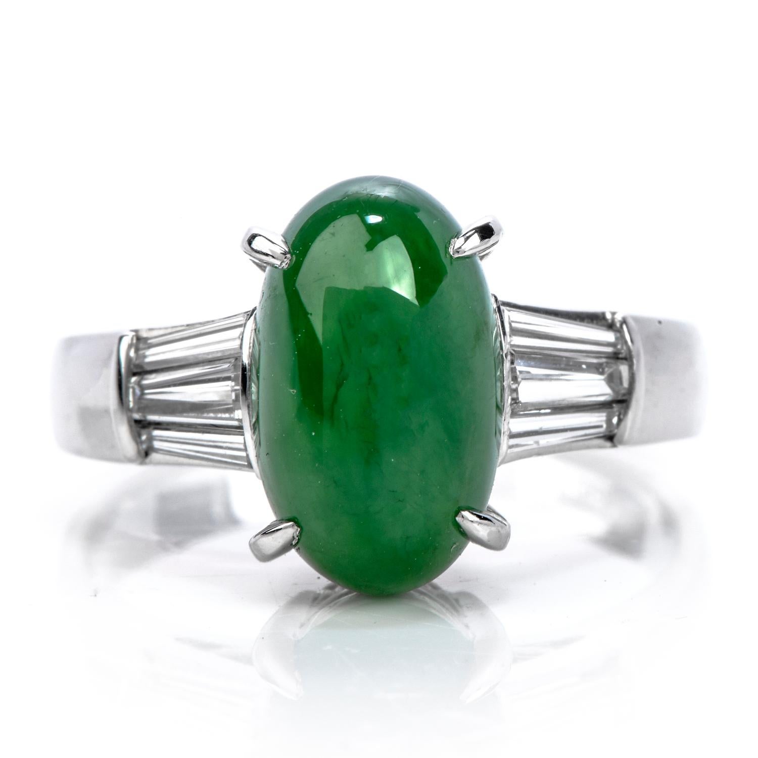 Diese schöne Estate Stück zeigt ein zeitloses klassisches Design:: mit einem GIA-zertifizierten Doppel-Cabochon oval geschnitten Jade von 4::23ct:: Zacken gesetzt zentriert. 

Der Mittelstein ist außerdem auf beiden Seiten mit 3 echten:: spitz
