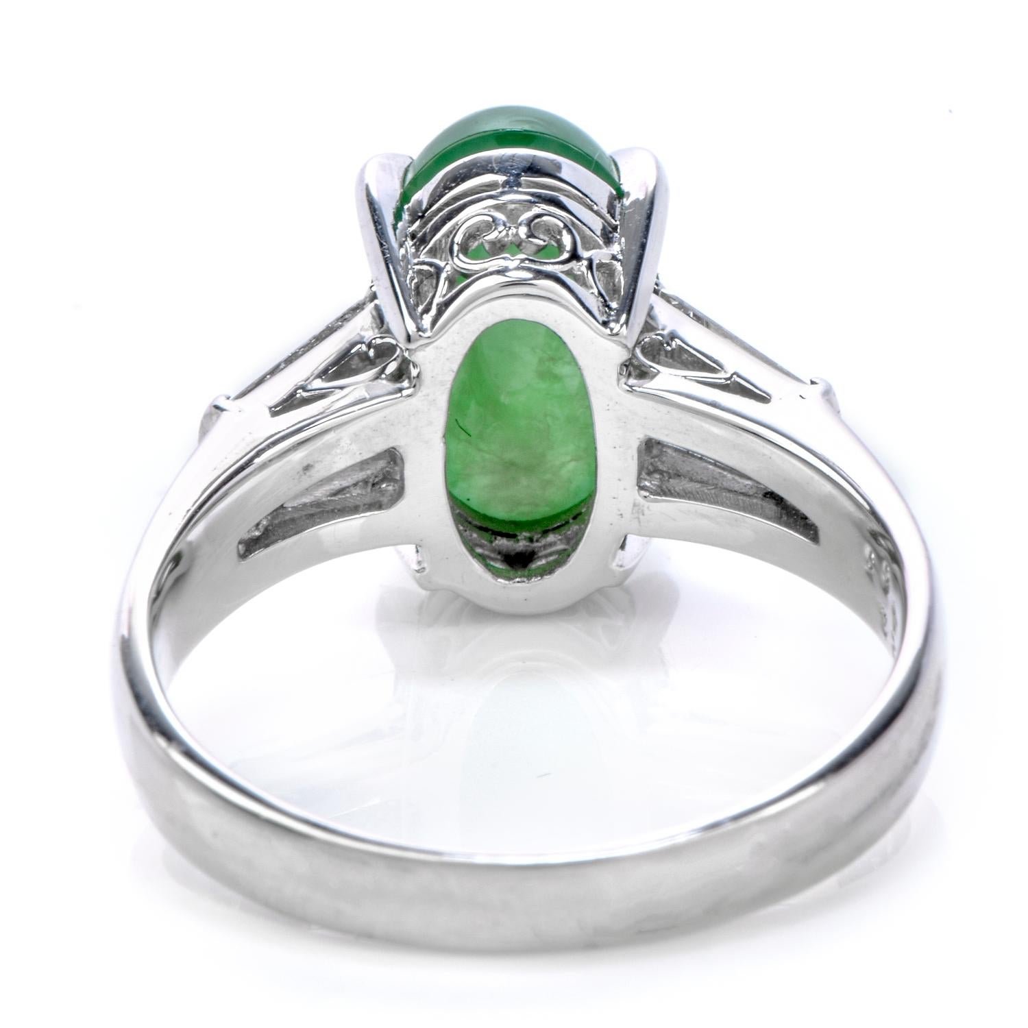 Klassischer GIA 4::23 Karat Cabochon Jade und Baguetteschliff Diamant Platinring im Zustand „Hervorragend“ in Miami, FL