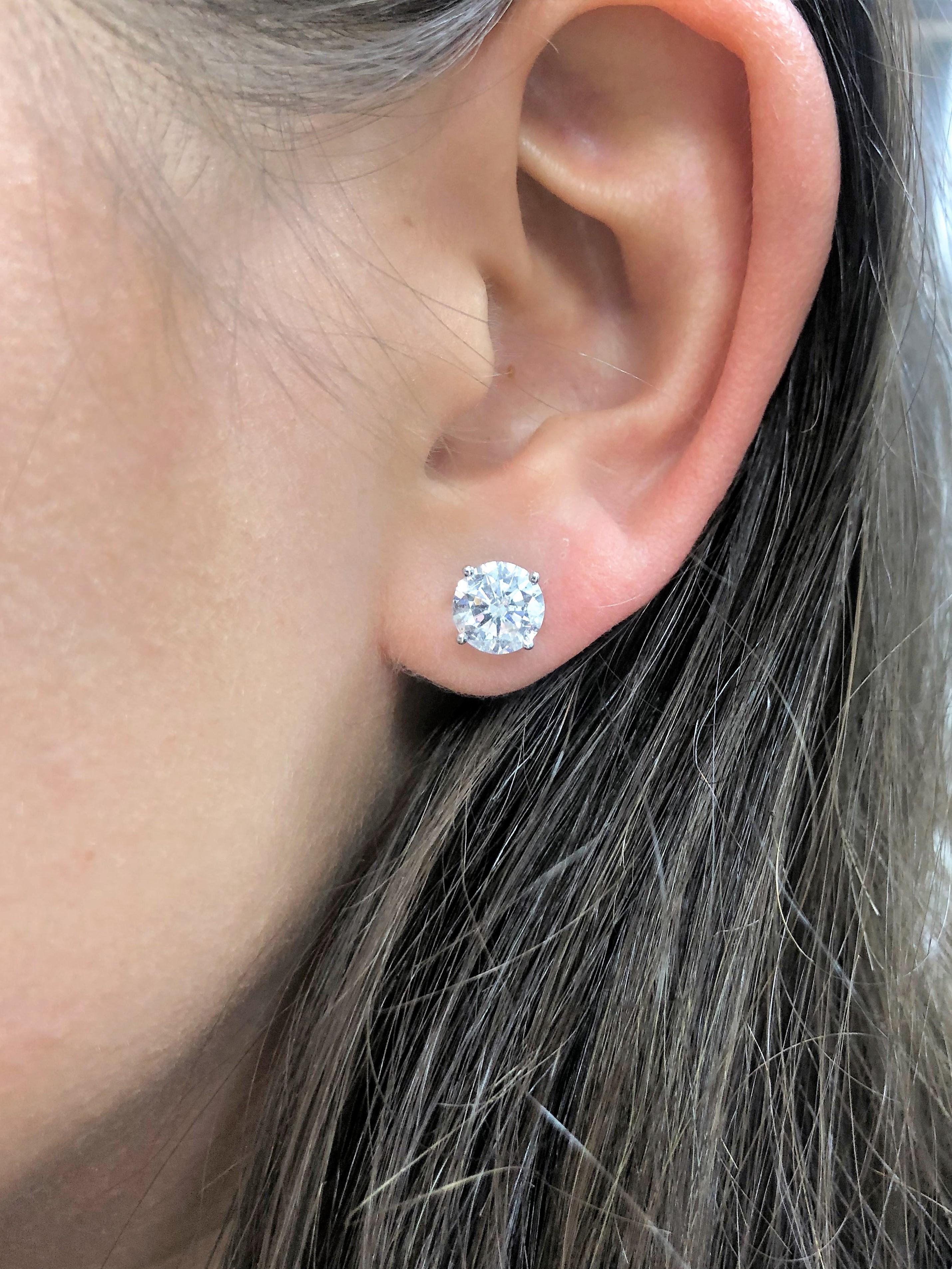 This is an ideal diamond studs. The total diamond weight is 4 carats, GIA Certified, I color SI1 in clarity 


Set in 18K White Gold, 4 prong Setting.