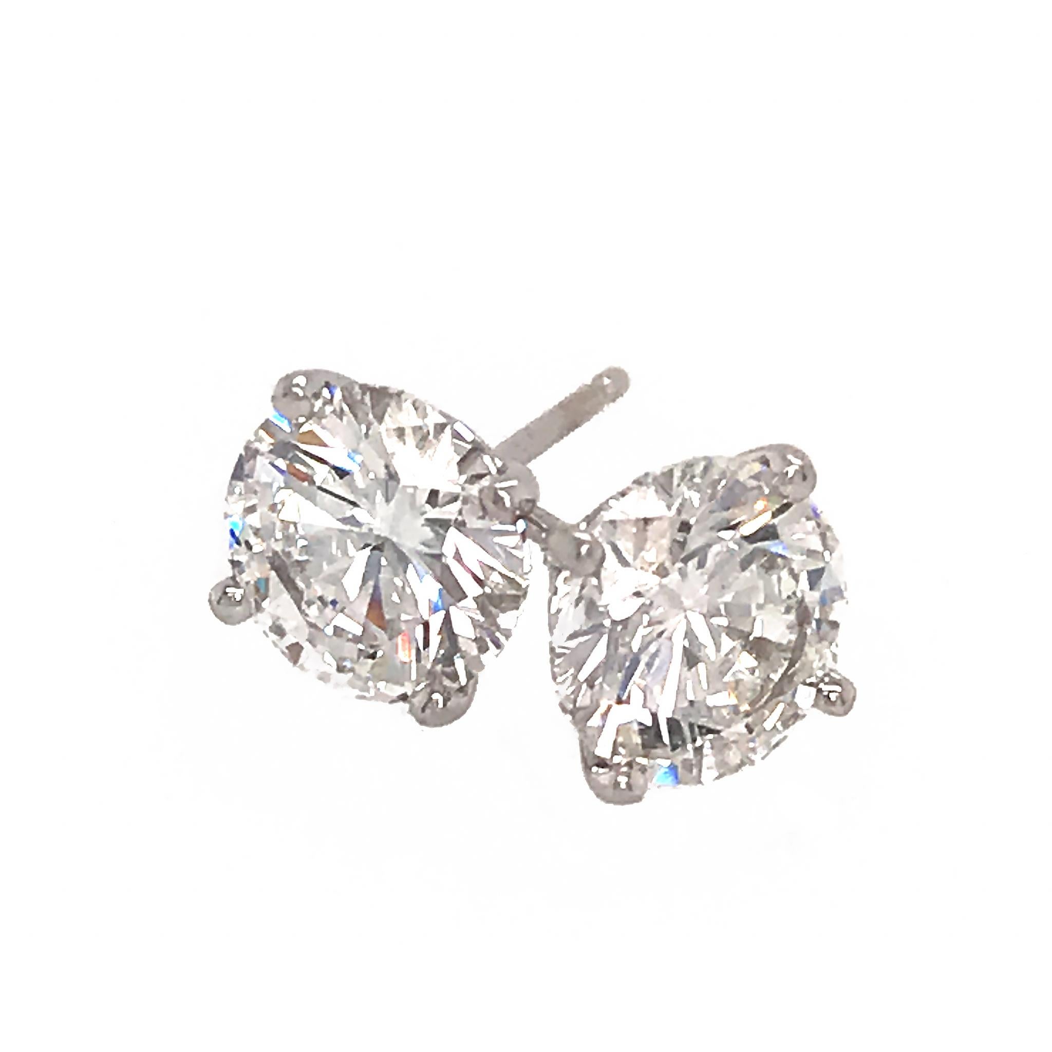 Classic GIA Certified Round Brilliant Diamond Studs Earrings In Excellent Condition In New York, NY