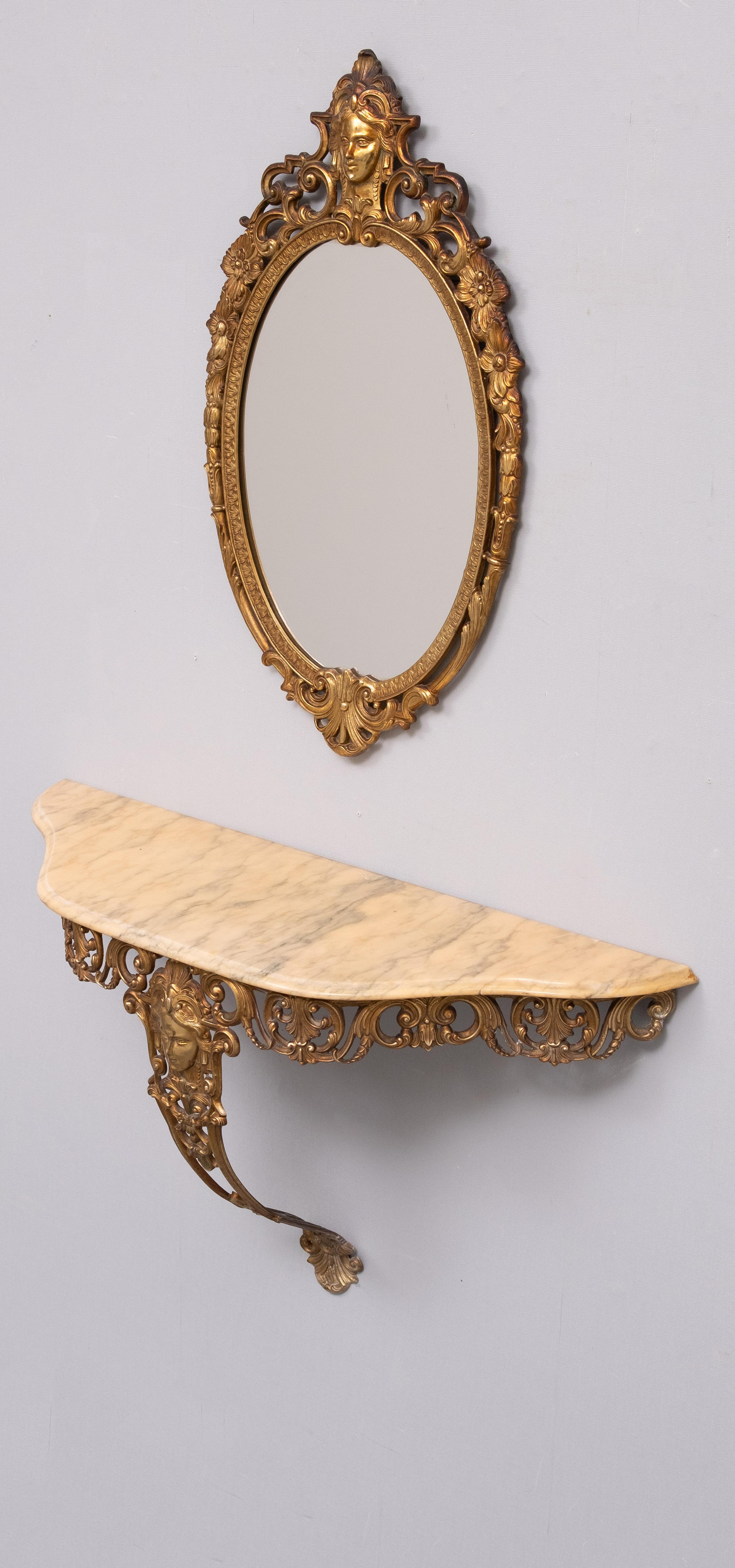 Miroir mural ovale en laiton, accompagné d'une table console en marbre. Magnifique visage de femme en laiton doré. 
Italien des années 1950 . 

Table console Hauteur 50 cm Largeur 84 cm Profondeur 25,5 cm .
Miroir Hauteur 67 cm Largeur 40 cm