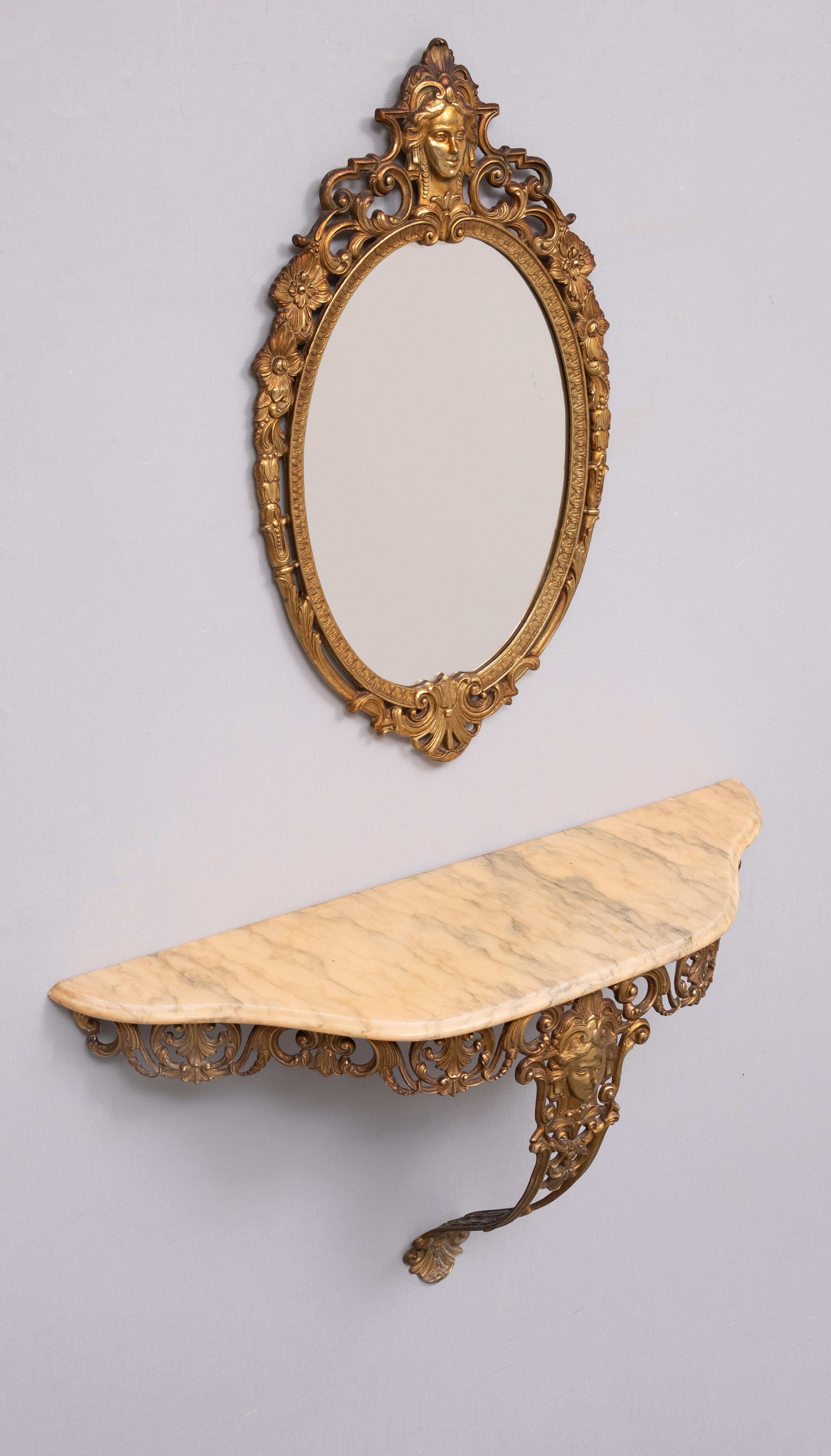 Néo-Renaissance Console classique en laiton doré avec miroir ovale  Années 1950 Italie en vente