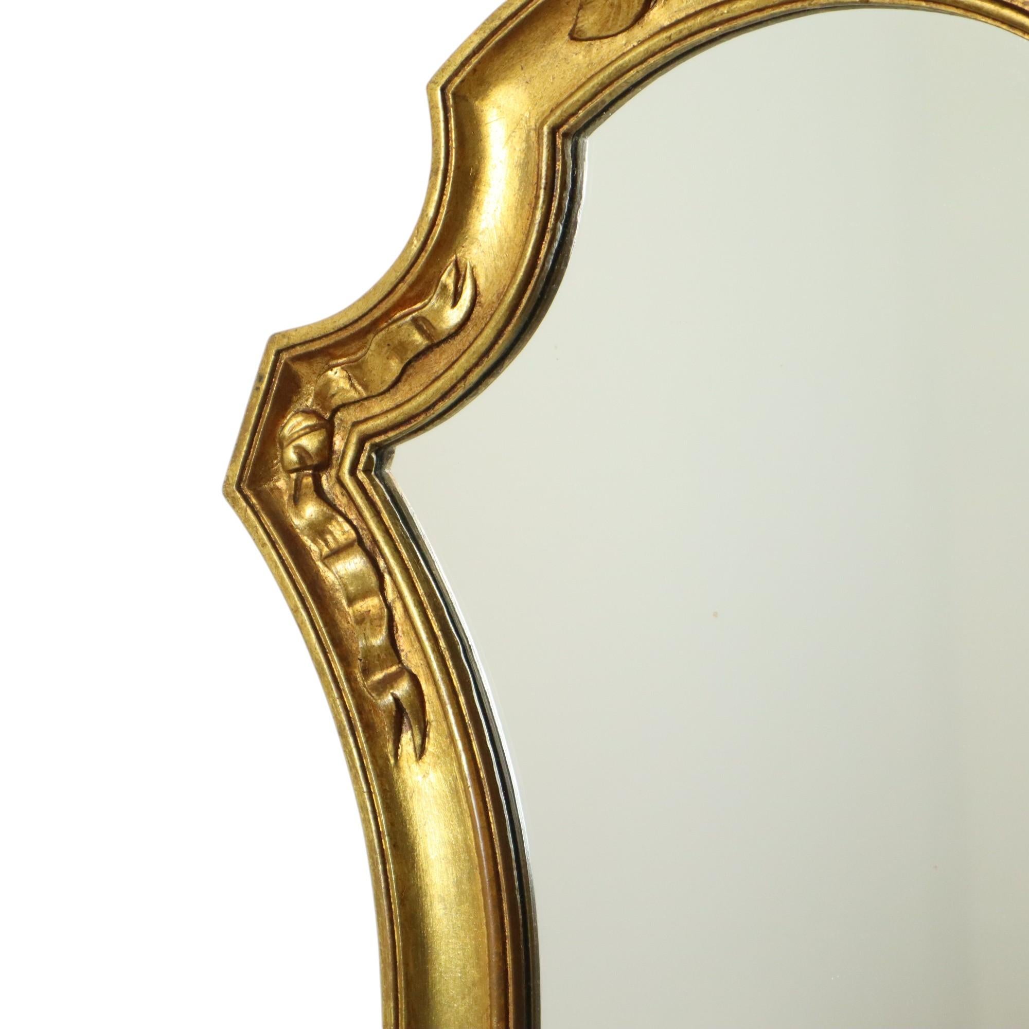 Espejo Clásico Dorado Crestado Estilo Barroco Años Sesenta 61cm en Bueno estado para la venta en Poperinge, BE