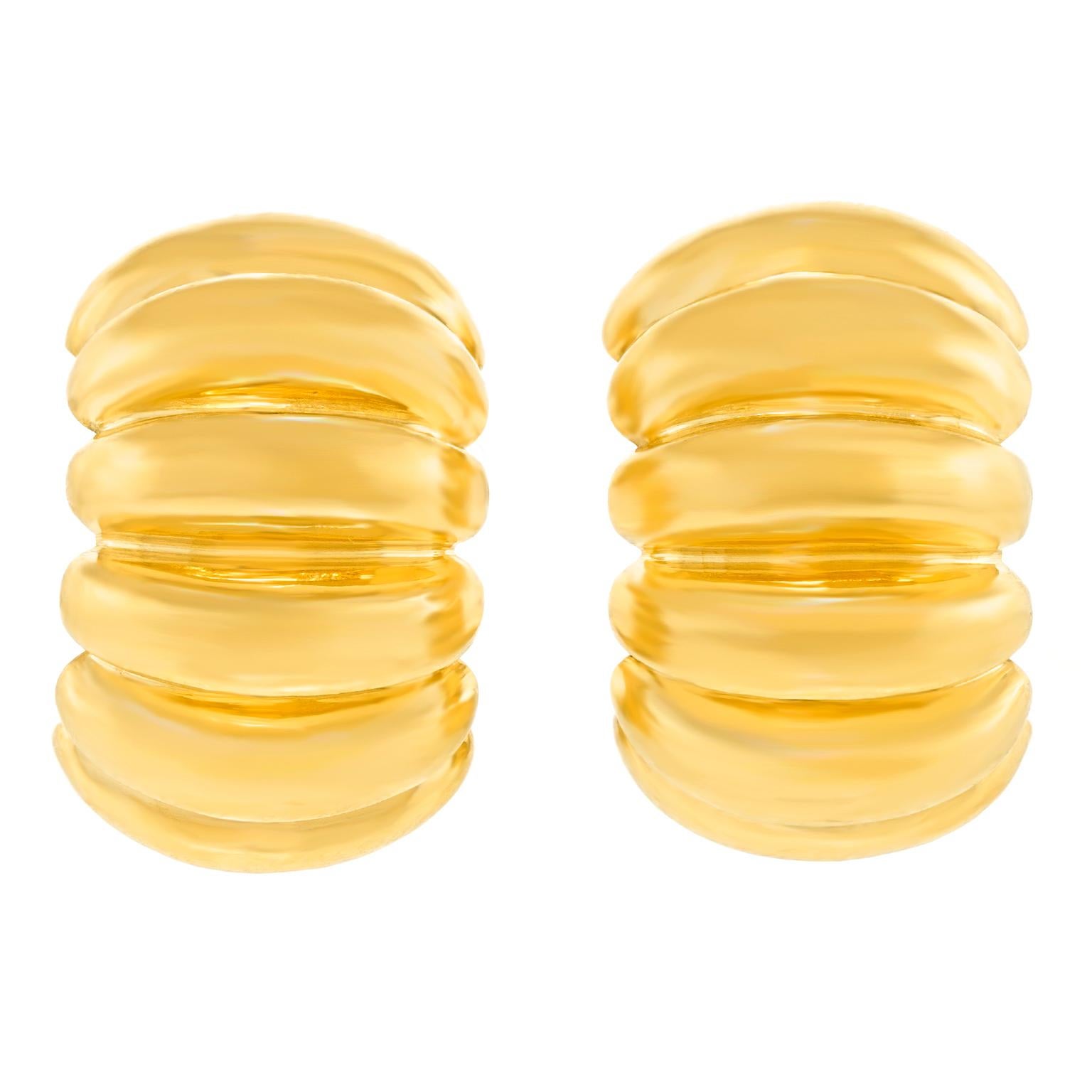 Classic Gold Earrings In Excellent Condition For Sale In Litchfield, CT