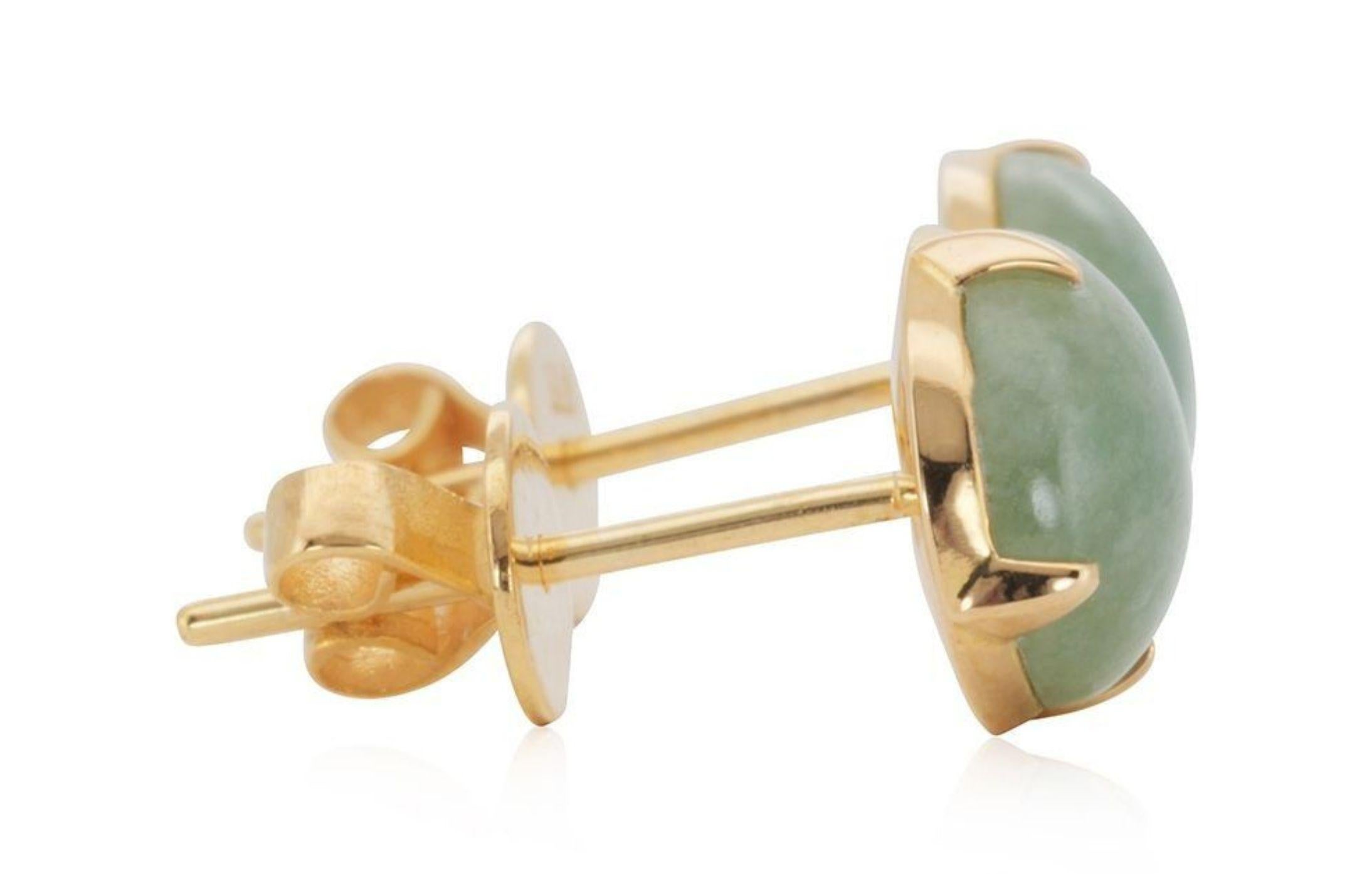 Classic Gold Earrings with Jade Center Stone In Excellent Condition In רמת גן, IL