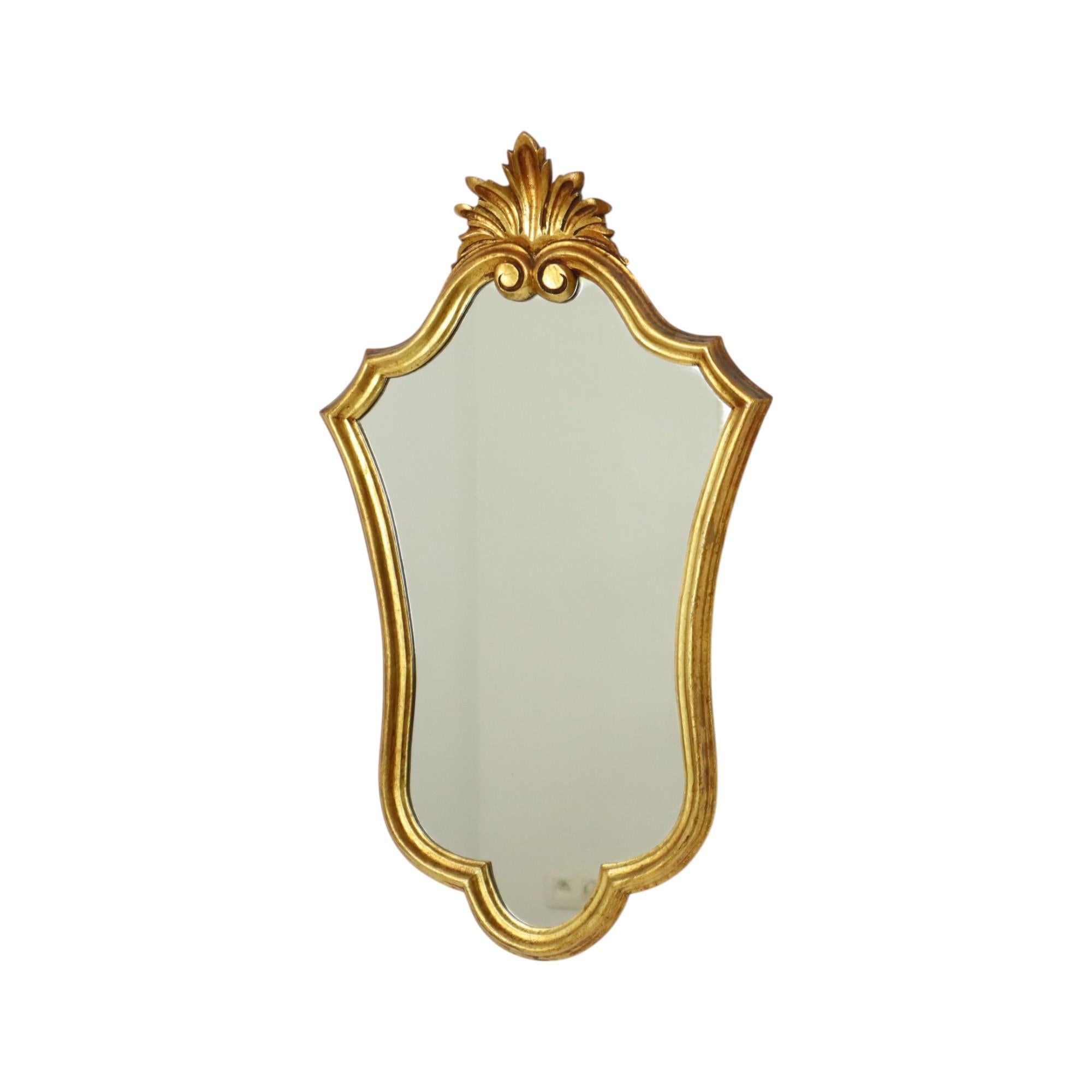 Beautiful gold leaf gilded crest mirror, completely in classic baroque style, the frame is made of resin, France, second half of the 20th century, numbered 515 on the back.

This classic and luxurious mirror comes into its own in a vintage or