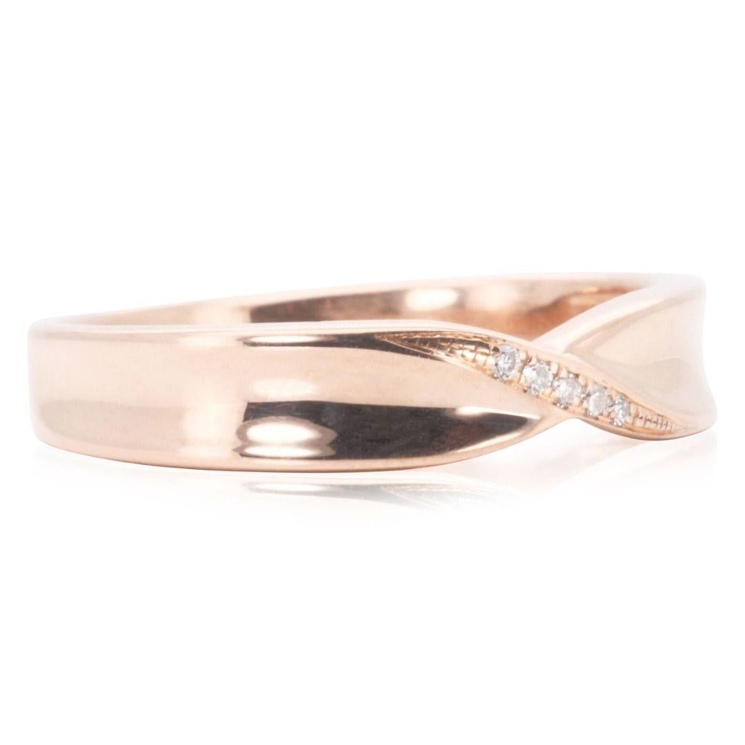 Round Cut Classic Gold Ring with Natural Diamonds For Sale