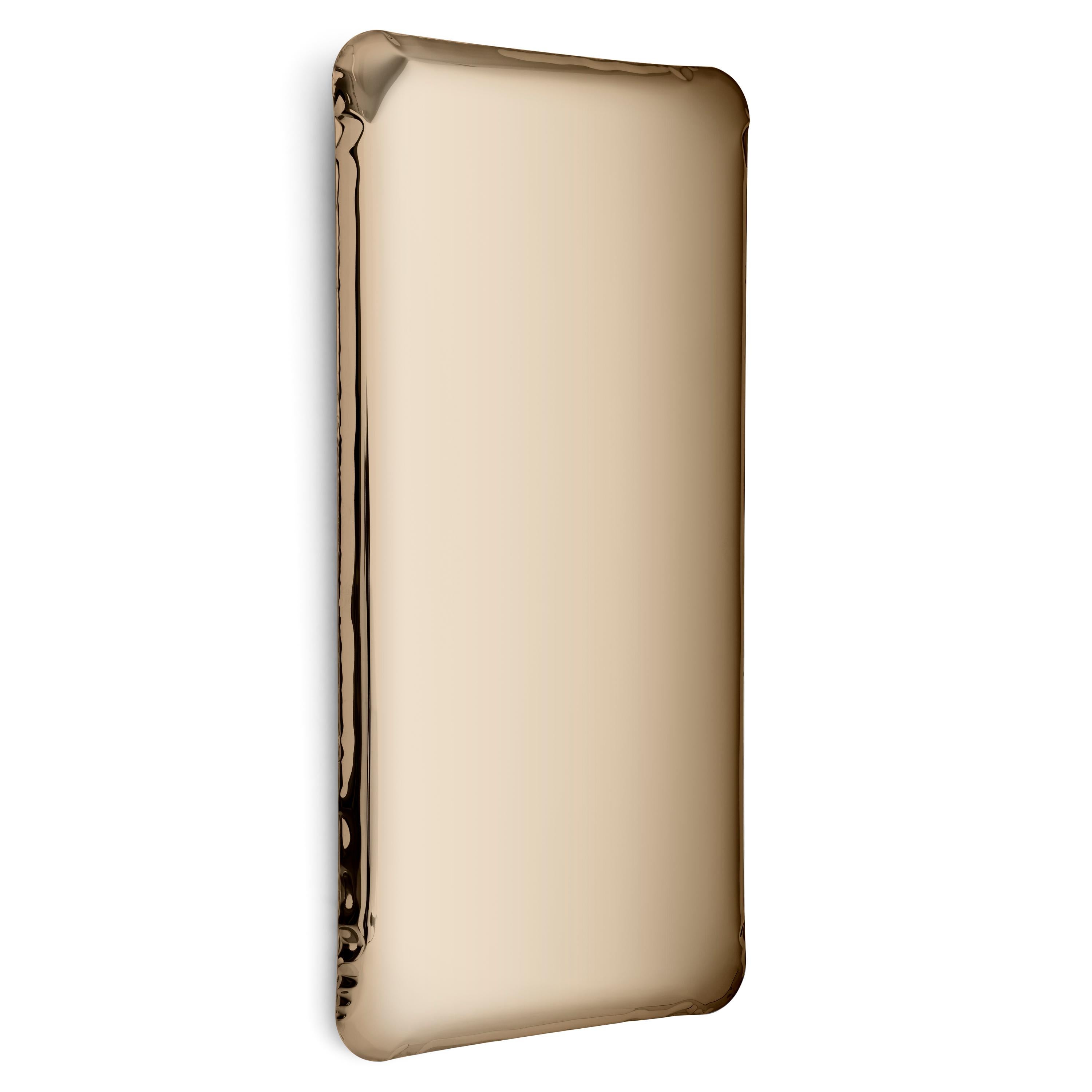 Miroir mural sculptural Classic Gold Tafla Q2 par Zieta
Dimensions : D 6 x L 60 x H 120 cm 
Matériau : Acier inoxydable. 
Finition : Or classique. 
Disponible en finitions : Acier inoxydable, Deep Space Blue, Emerald, Sapphire, Sapphire/Emerald,