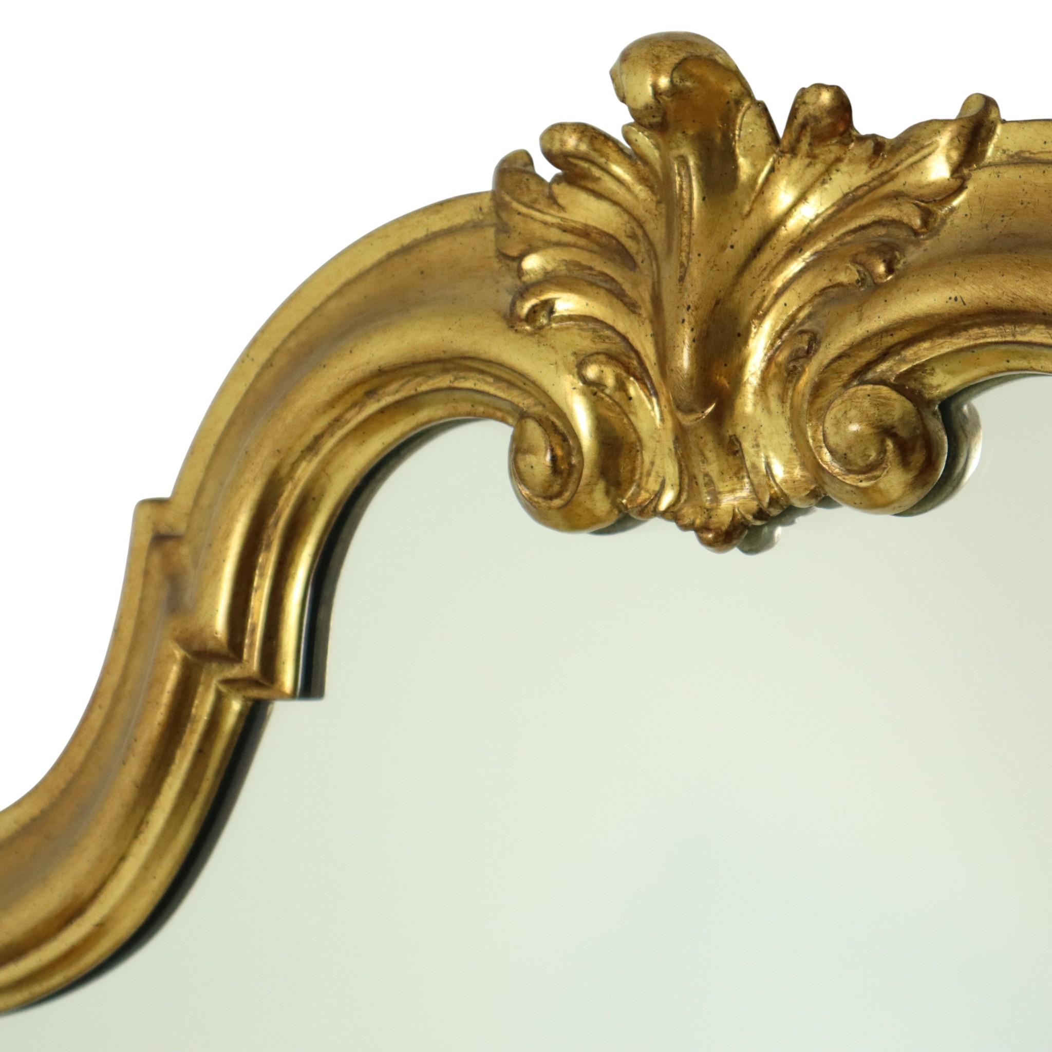 Bellissimo specchio vintage Deknudt con una classica cornice in resina color oro, decorata con una corona o cresta d'acanto, in stile Hollywood Regency degli anni '70, Belgio.

Specchio di alta qualità della casa belga Deknudt, specializzata in