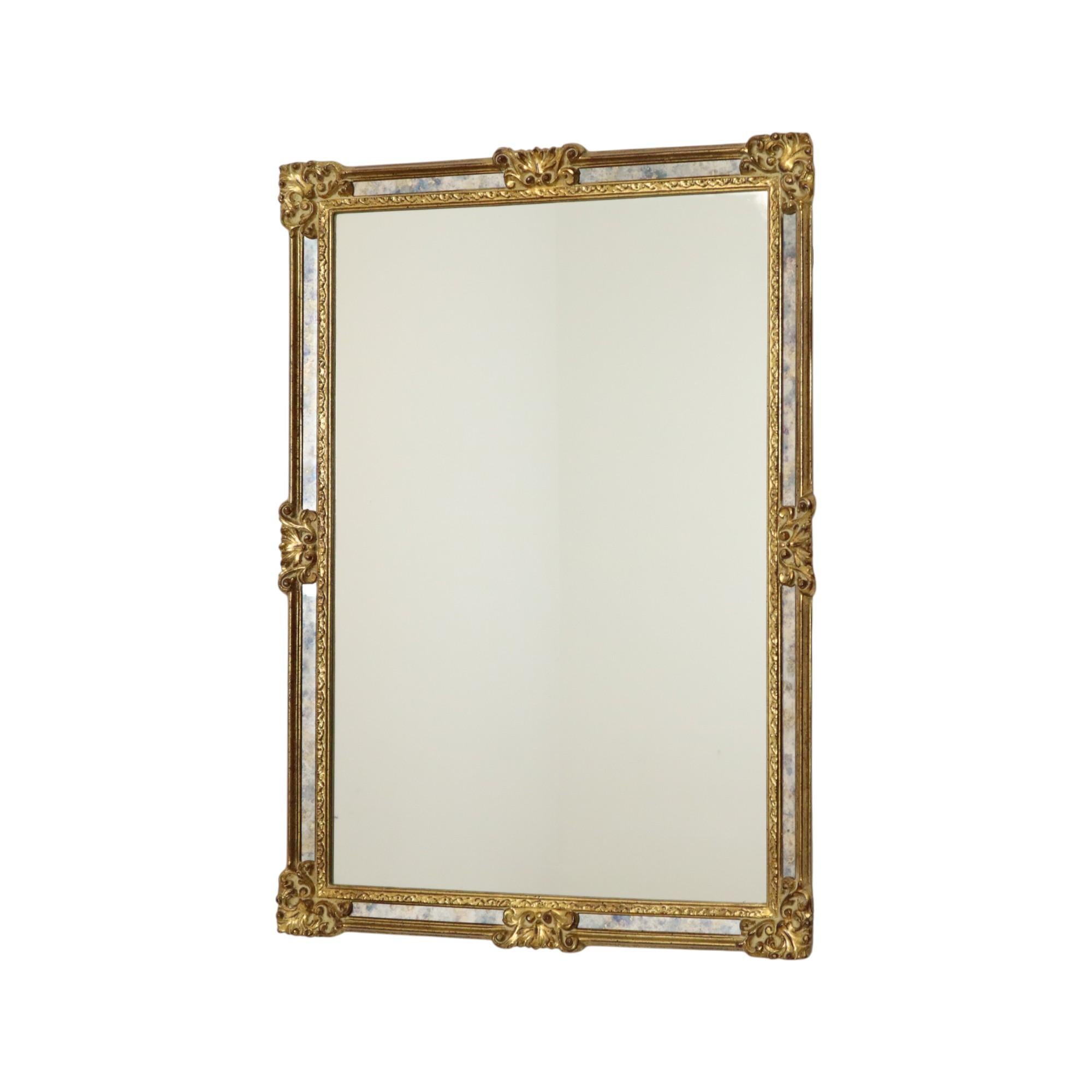 Fantastique miroir Deknudt doré avec panneaux latéraux en verre fumé marbré, entièrement dans le style baroque classique, cadre en résine et bois, vers les années 1970, Belgique.

Miroir de haute qualité en style baroque, par la maison belge