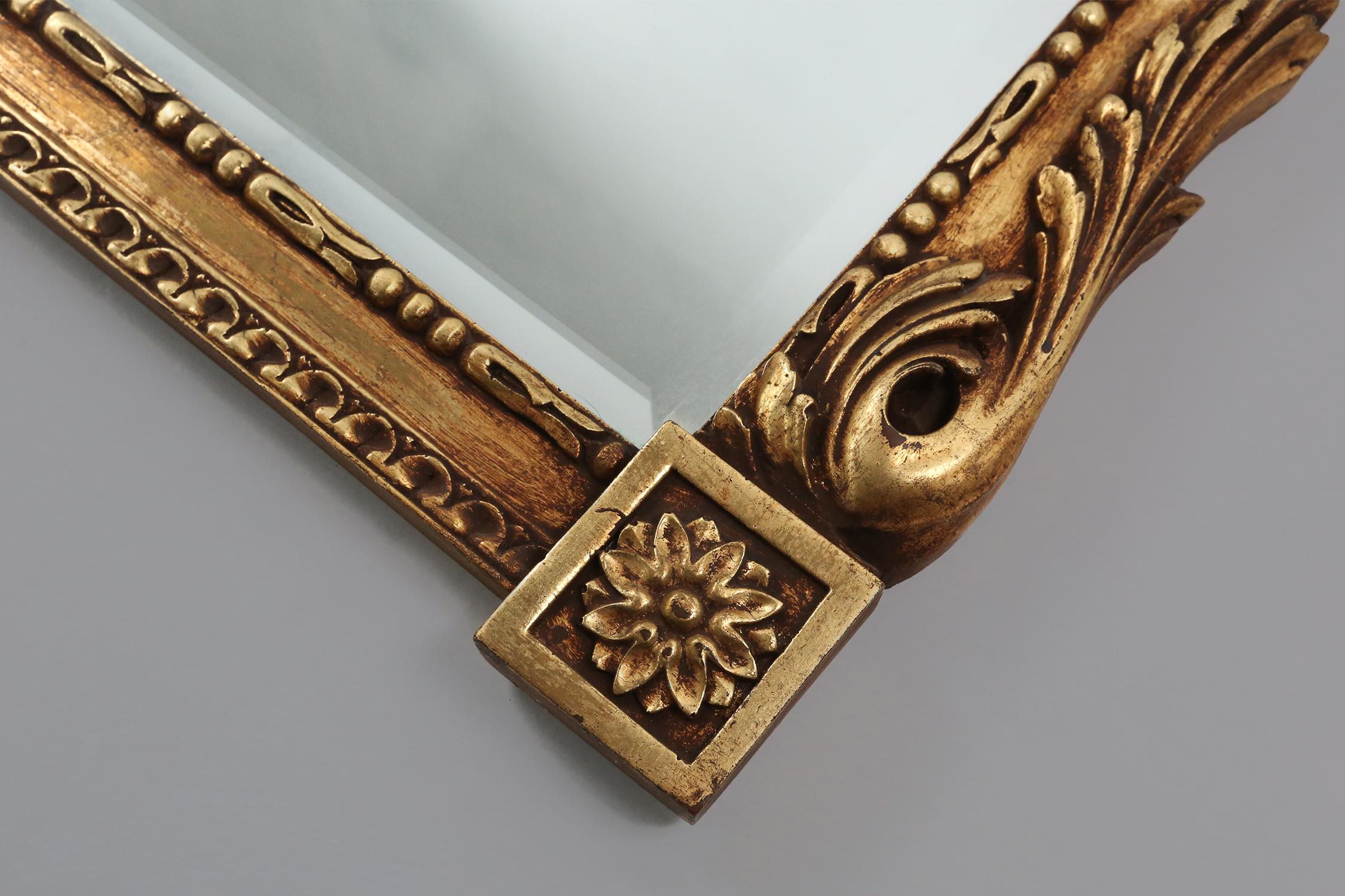 Klassischer goldener Spiegel (Neoklassisch) im Angebot
